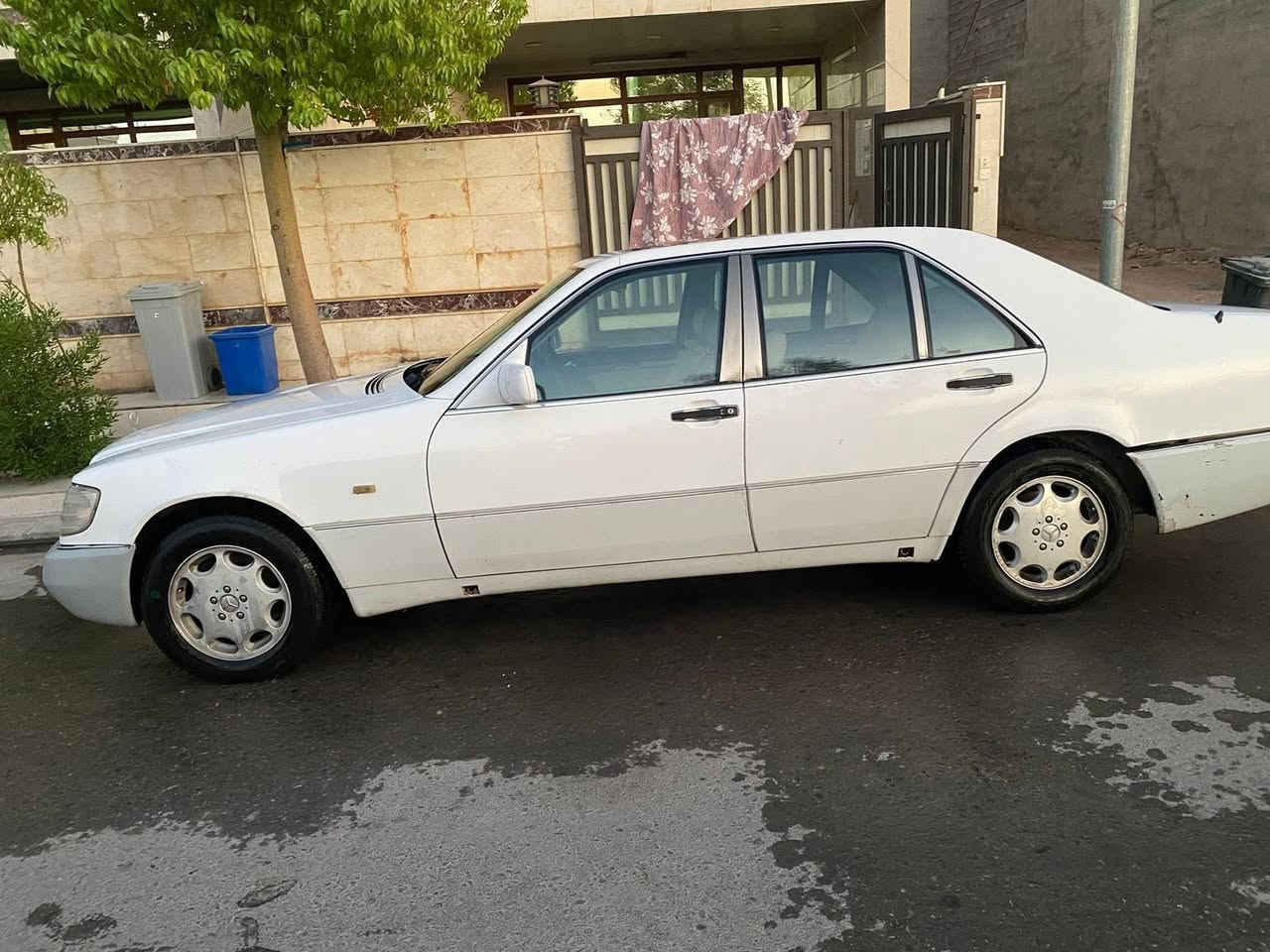 السلام عليكم.
مارسيدس شبح موديل 1994 خراطيم 320محرك وكير بلادي ياباني  مجموعه خلفيه يابانيه كصه تبريد شغال افحص واخذ   ابطانت الباب كولشي يخص الداخل انطيك وياها دشبول جديد شديتلها هم لايتات جدد وباتري110انبير بلادي جديد  رقم الأنبار مثل ما موضح بالصوره هيا باب قصيره بسمي تحويل رقم السياره مو الماني السعر اتصل وتدلل ميكون خاطرك الا طيب 
 مكلف بالنشر ***********
