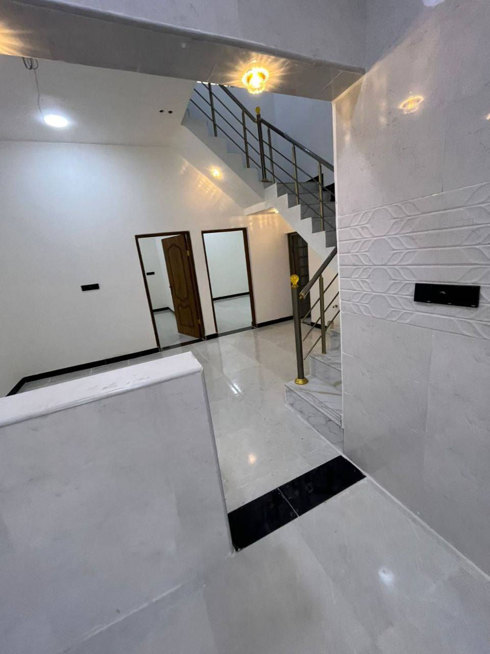 ياالله سلام عليكم توفر بيت بمساحه 142 موقع البيت الجزيرة باب الهوه يتكون البيت من غرفتين وديوانيه ومطبخ وحمامات خارجية وداخليه وكراج المشتري ياخذ نسخا من الطابو وكاله مصدقه من المحكمه ومكاتبت مكتب السعر 76 وبي مجال للستفسار 07739 400655
