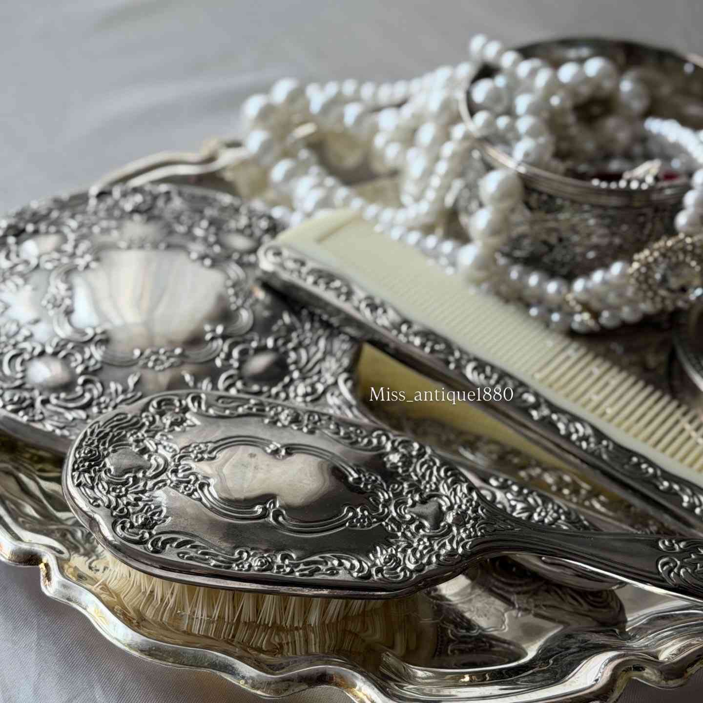 سيت انكليزي أنيق طلاء فضه اصلي Genuine Silver-Plated
بالكارتون غير مستخدم نظافة 100% 
تتكون المجموعة من:
▫️ مرآة يدوية
▫️ فرشاة شعر
▫️ مشط
▫️ علبة إكسسوارات مطلية بالفضة 
▫️ عدد 2 طبق دائري صغير للإكسسوارات مطليان بالفضة  

متوفر توصيل جميع محافظات العراق


**إذا كنت صاحب هذا الإعلان وتريد حذفه لأي سبب، رجاءا أرسل رسالة إلى الدعم الفني**