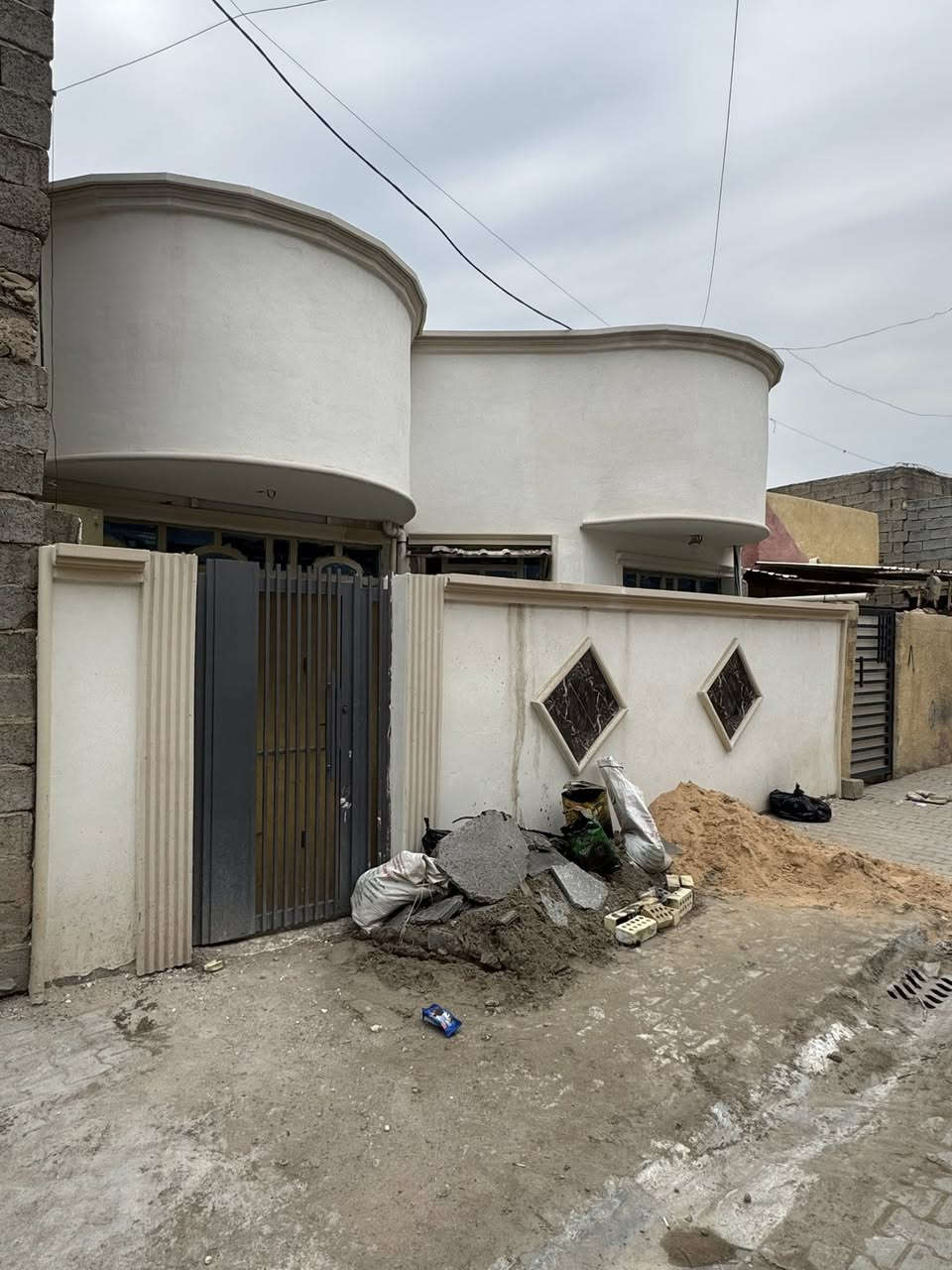 ‏سلام عليكم بيت للبيع مساحة 100 متر
‏العنوان الدوالم خلف السكة 
‏البيت نظيف وفار غة السعر 60وب مجال الاستفسار على الرقم 
￼***********علي￼
