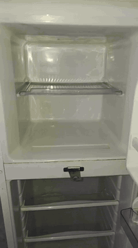 ثلاجه نظيفه للبيع شغاله وجمد السعر 100وبيه مجال الاستفسار اتصل على الرقم***********
