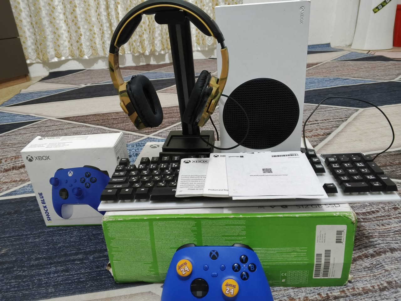 سيريس اس جهاز نضافته 90بل ميه ذاكره 512 كامل الملحقات ويجي وياه سماعه محيطيه اصليه وستان تعليق السماعات والموبايل  بي منفذ usb لشحن الموبايل وبطارية يده ام الدبل باتري قابله للشحن وكيبورد كيمنك rgb ابو الاناره مثل ماموضح بل صوره وبي حساب كيم باس التمت وبي كم لعبه مملوكه كل هذا والسعر 360 الف فقط
*********** للتواصل والواتساب مكاني موصل ايسر
