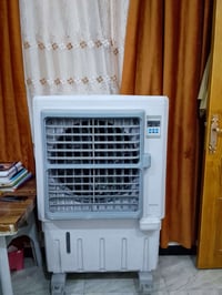 مبردة بلاستيك • تشتغل ٥دقايق وتنطفي • نضيفه