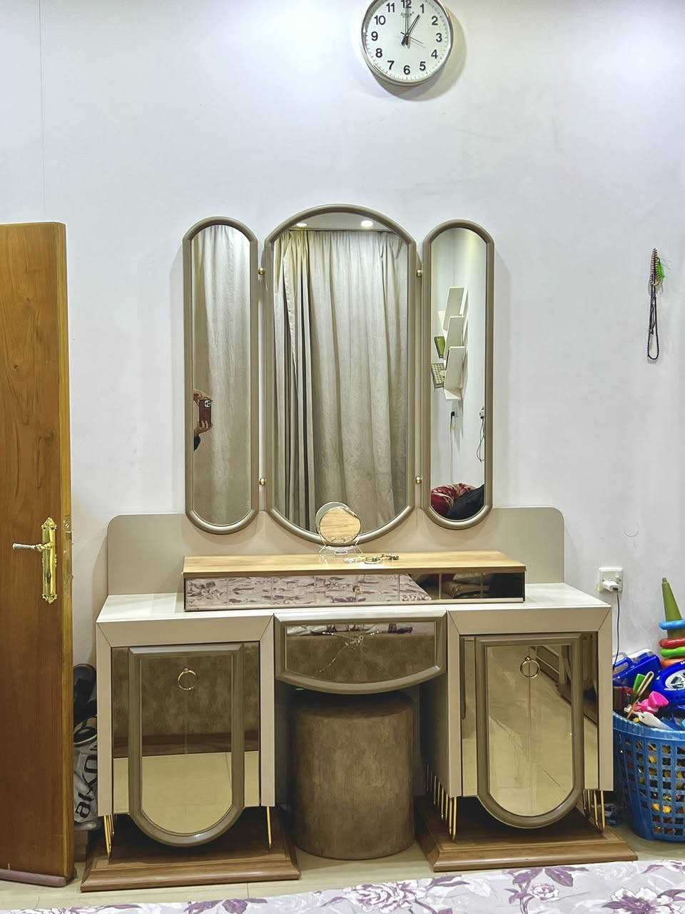 غرفة نوم تركية ابواب هايدروليك مستعمله 4 سنوات نظيفة بيها كسر بالمرايا مال جراره ميز تواليت فقط سعرها مليون مكاني شهداء البياع  ***********
