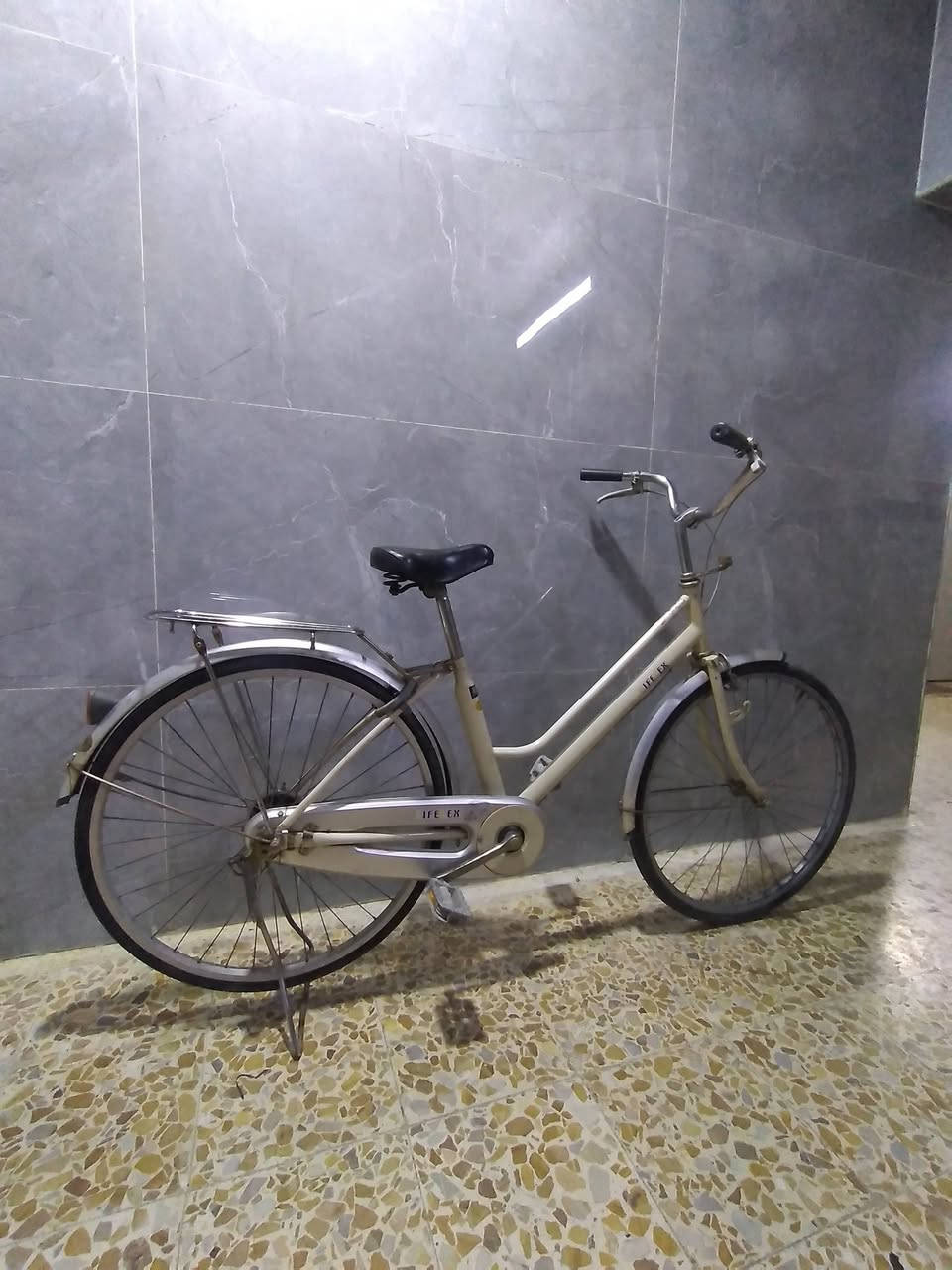 بايسكل للبيع نظيف السعر٧٥ الخاص والوات ساب مفتوح ميسان مركز المحافظه ***********
