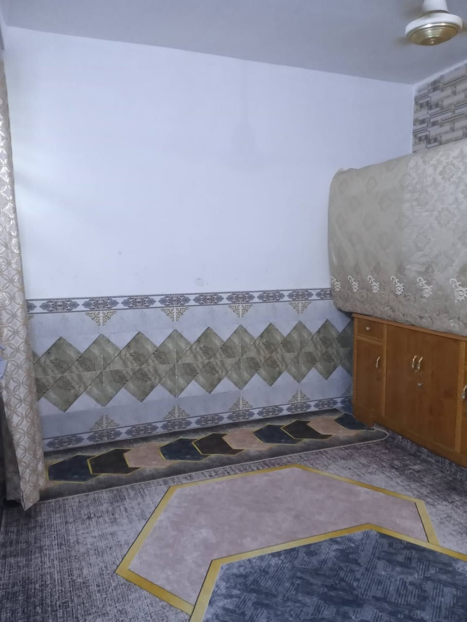 دار للبيع بمنطقه الحسينيه مسقط شارع ابو مهند بدايه مسقط البيت على ساحه 100 متر غرفتينم بيت كامل من كل شيء  هذا الرقم***********
