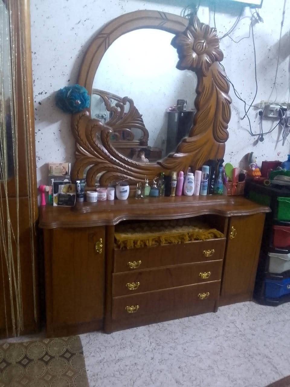 السلام عليكم عندي غرفه نوم خشب عراقي للبيع سعرها 700الف مع الدوشك قفل الاستفسار عل رقم ***********
