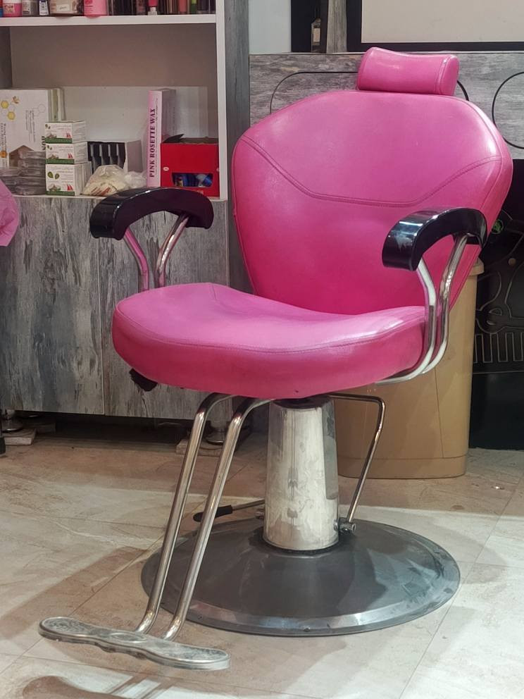 كرسي حلاقه نظيف بسعر مناسب العنوان كربلاء قنطرة السلام  رقم +964 771 684 5355 كربلاء, العراق
