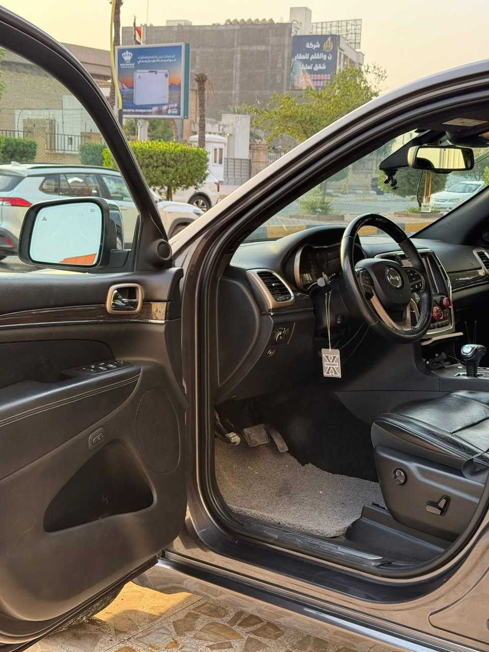 السلام عليكم 
جيب لمتد اوفر لاند موديل ٢٠١٥
 فول موصفات 
بانوراما باب خلفي كهرباء 
شاشة كبيرة كشن تدفئة تبريد 
فول الفول بيها هواي موصفات 
بيها صبغ جاملغ وبنيد بدون دواخل شرط لا شاصي ولا لغد السيارة ماشية ٤٣ حقيقي جديدة جدا مكينة مكفولة كير حدادية جدية طخم تايرات تجي شوف وتدلل وموجود بيها سونار 
السعر ٢٠٠٠٠$ 
المكان بغداد
***********
