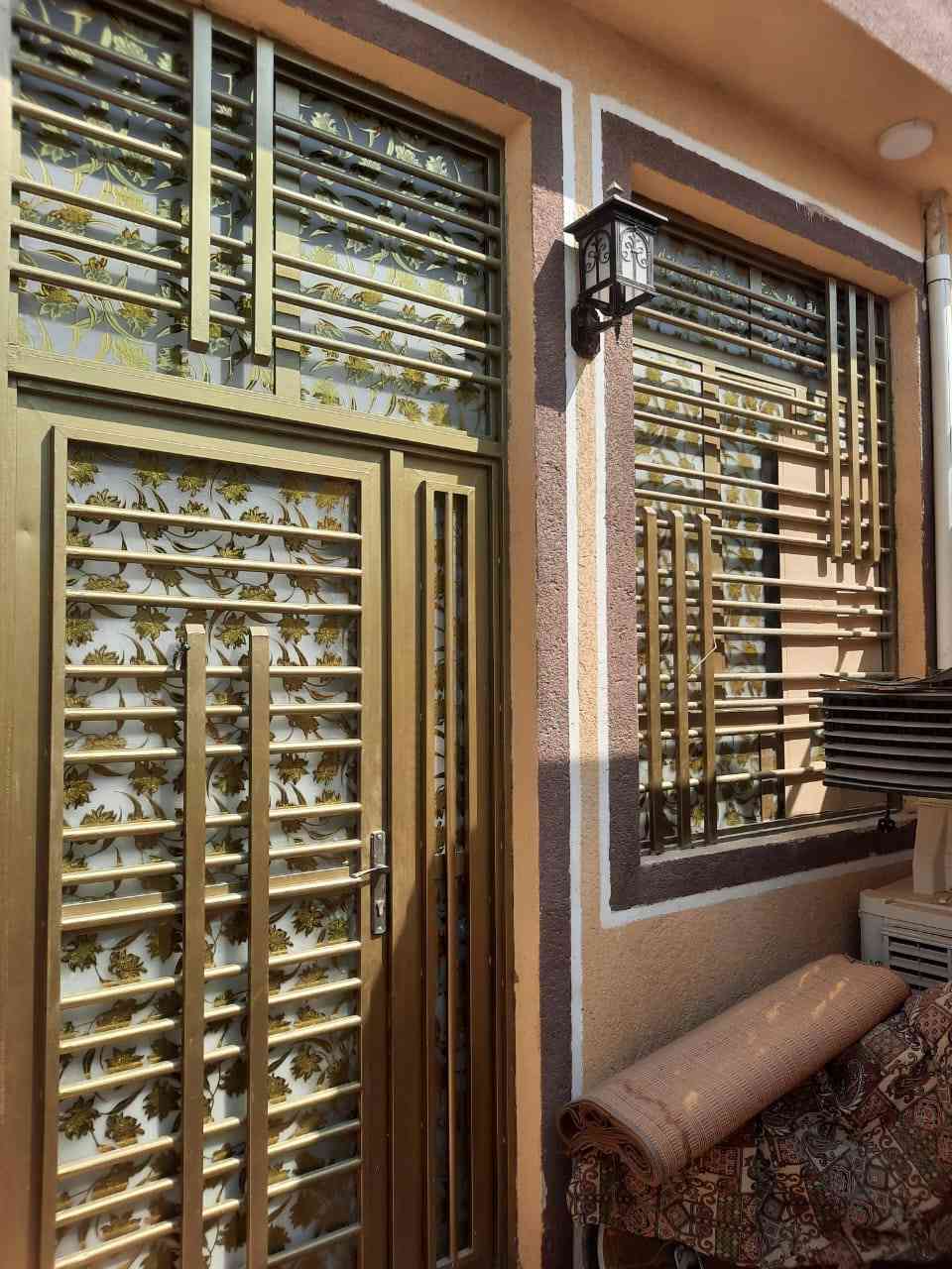 دار للبيع حي العسكري نهايه شارع المدارس البستنه قرب المدارس
المساحه ١٠٠ متر طابقين تفاصيل اكثر 
الاتصال ***********
