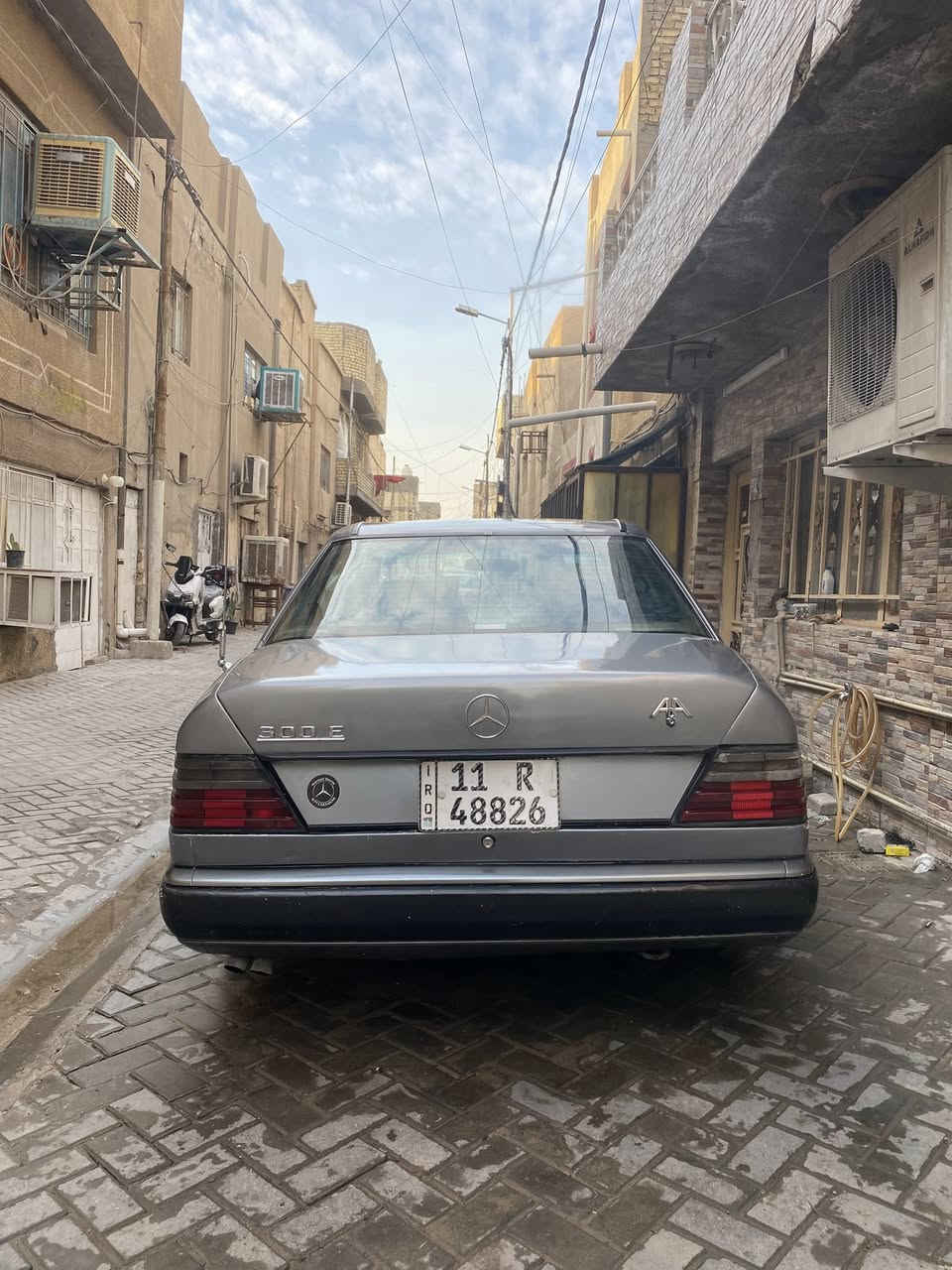 السلام عليكم
مرسيدس دب E300 للبيع 
موديل 1988 
صبغ عام جمالية 
محرك بلاد عنكبوت قبق اسود 
عنوان بغداد ورقم بغداد بأسمي تحويل ثاني يوم 
للإستفسار ***********
