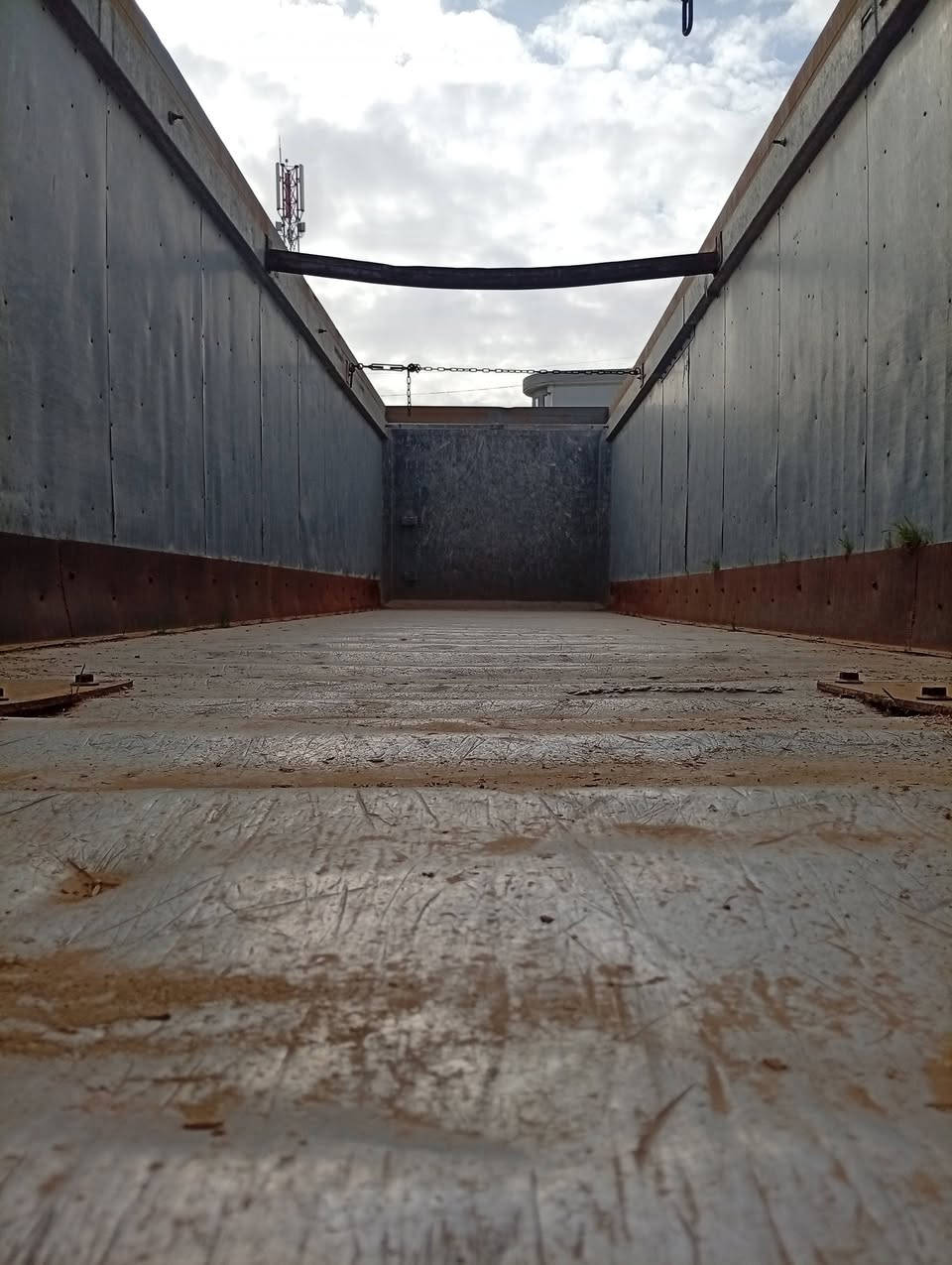 السلام عليكم 
نساف للبيع حمولة 50 طن للبيع ثلاث دناكير تك تاير 
للاتصال على الرقم 
*********** آسيا
