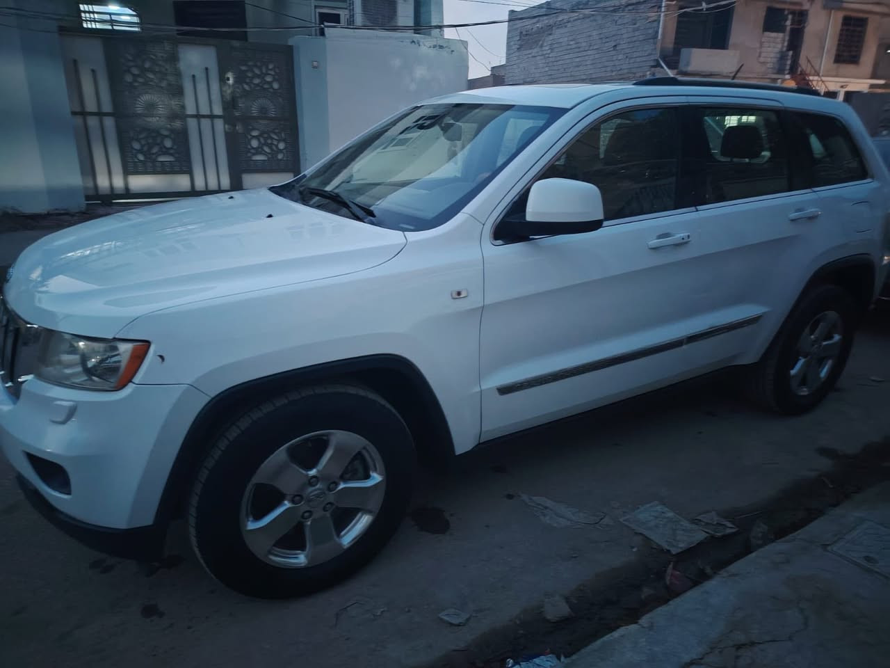 جيب كراند شيروكي موديل ٢٠١٣ خليجي
مكفولة من الصبغ و التبديل
مواصفات السيارة limited
بصمة و فتحة 
كشنات جلد وكهرباء
تبريد لمس 
شاشة وكامرة
داخل قرميدي 
تبريد قطعتين 
فور ويل 
السونار مرفق مع الصور 
السعر 190 $ 
مكان السيارة ديالى بعقوبة
مكلف بالنشر هذة رقم صاحبهة ***********
