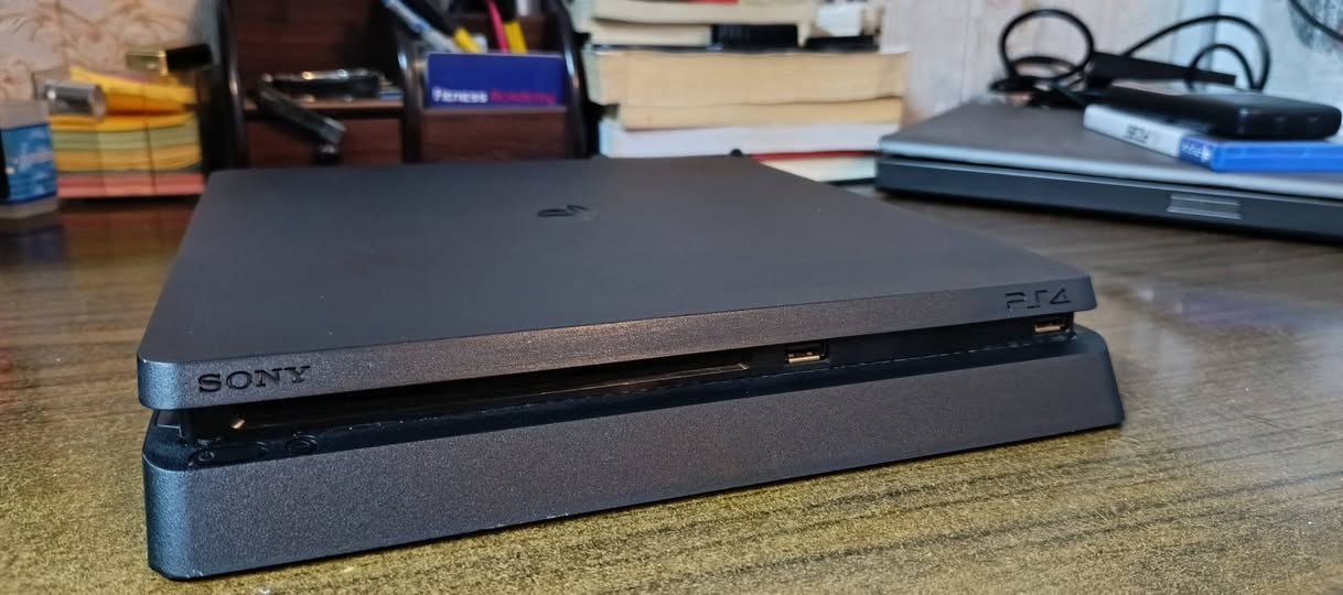 ‏إعلان للبيع: PlayStation 4 Slim اونلاين سلم (نظيف وبحالة ممتازة)
‏النظام :13.50
‏للبيع جهاز PlayStation 4 Slim اونلاين سلم نسخة أوروبية، الجهاز بحالة فنية ممتازة ونظيف جداً كما هو موضح في الصور، ويعمل بأعلى كفاءة.
‏مواصفات الجهاز:
‏الذاكرة: 500 جيجابايت.
‏الحالة الفنية: النظام يعمل بنسبة 100%، بدون أي خلل برمجي.
‏المحرك (Drive): سليم ويعمل بكفاءة عالية جداً.
‏ملاحظة الأمانة: الجهاز "بلادي" (أصلي) من الداخل بالكامل، تم تبديل "الفان" (مروحة التبريد) فقط لضمان أفضل أداء وتبريد للجهاز. (ينزل من السعر كونه مفتوح).
‏الملحقات الكاملة مع الجهاز:
‏يد تحكم أصلية.
‏كيبل الطاقة (Power Cable).
‏كيبل الشاشة (HDMI Cable).
‏كيبل شحن يد التحكم.
‏السعر: 225 ألف دينار عراقي (وبيه مجال للطيبين، وينزل من السعر كون الجهاز مفتوح لغرض تبديل المروحة).
‏المكان: بغداد - العلاوي (أقرب نقطة دالة).
‏للاستفسار أو الشراء، يرجى التواصل عبر الرقم الخاص او الماسنجر: ***********.
