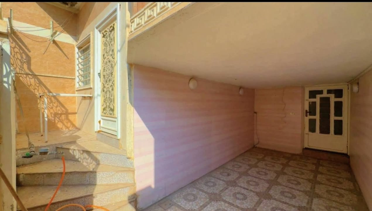 بيت للإيجار
في حي السكر قرب ساحة الغار 📍
المساحة ١٠٠ متر 

يتكون من ٤ غرف نوم وهول ومطبخ واستقبال وصحيات وكراج 

السعر ٦٠٠ الف 

للإستفسار 
***********
