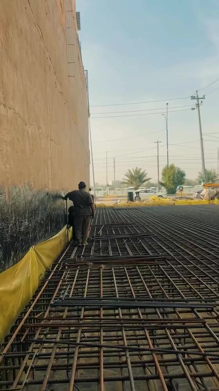 في مجموعة جود الرافدين،
أعمال الخرسانة مو مجرد مرحلة… هي الأساس الحقيقي لل مشروع. 🏗️

من لحظة ترتيب الحديد حسب المخططات الانشائية📐
إلى تنفيذ الصب وفق المواصفات الفنية الدقيقة 🧱
مرورًا بالفحص الموقعي قبل الانتقال لأي مرحلة تالية 🔍

نشتغل بخطوات واضحة ومدروسة،
حتى يكون كل عنصر بالمكان الصحيح،
وكل تفصيلة محسوبة.

✅ تسليح مطابق للمخططات
✅ صب بإشراف مباشر
✅ التزام كامل بالمعايير الهندسية
✅ متابعة مستمرة لكل مرحلة

النتيجة؟
هيكل متين يضمن استقرار المشروع ويختصر عليكم أي مشاكل مستقبلية.

للاستفسار:
📍 كربلاء – حي الإصلاح
📞 ***********
