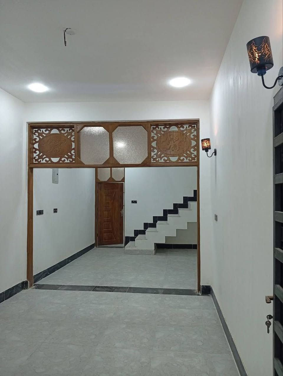 🏠 *دار للبيع - حله شارع الطهمازية* 
 
*المساحة:* 100 متر - طابقين   
*البناء:* حديث، غير مسكون، طابو صرف 
 
*التفاصيل:* 
- صالة 
- كلدور 
- مطبخ 
- 3 غرف نوم 
- 3 مجامع صحية 
- شارع البيت 15 متر 
 
*الموقع:* وراء مول أهل الخير مباشرةً بشارع الطهمازية 
 
📞 *للاستفسار

***********
