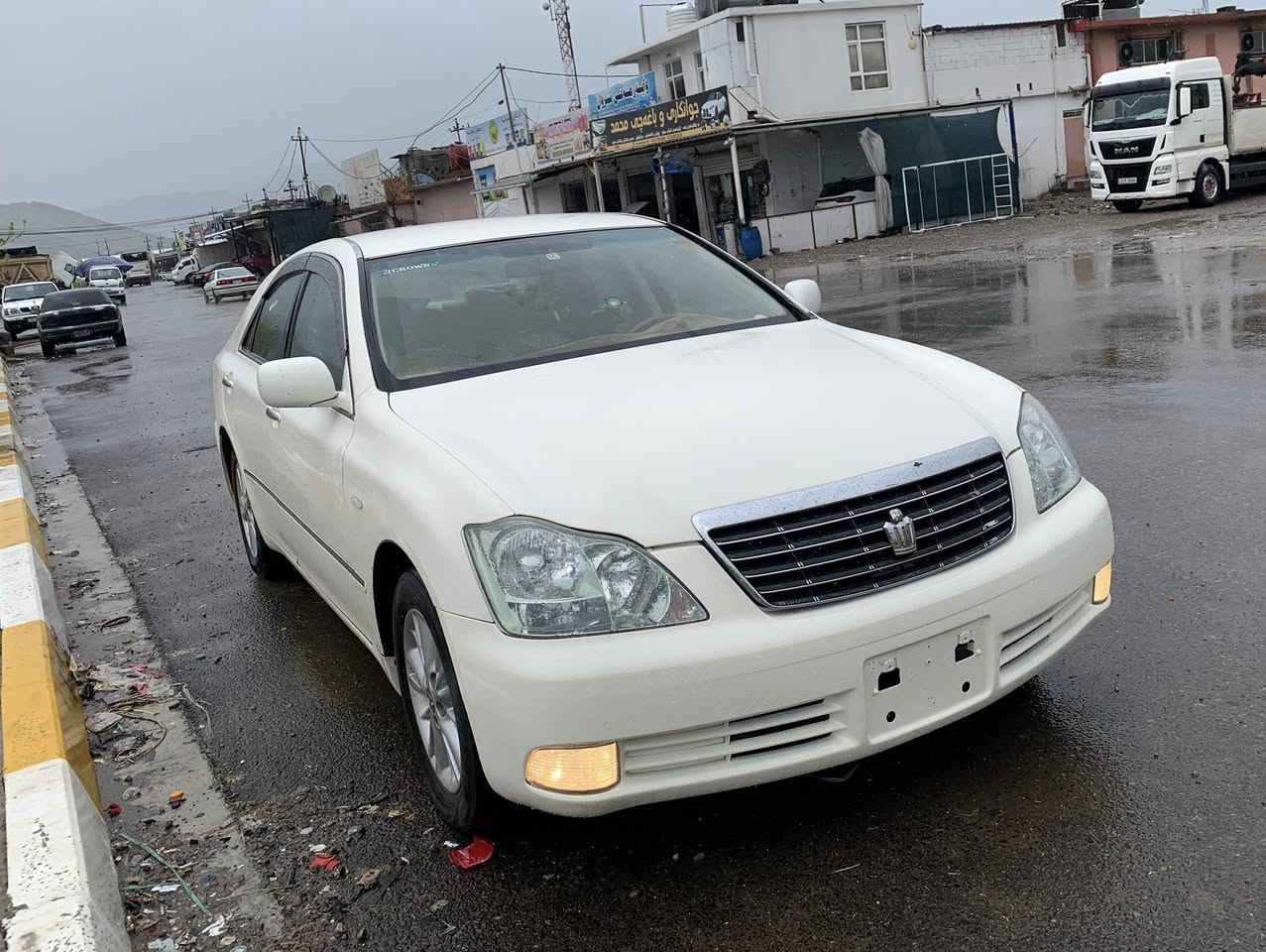 رۆیال ٢٠٠٥ #بڕاوە بچووک بە بچووک 
٣ دووگمە  پەردە 
گێر  مەکینە ئەکسل بەشەرت 
ناو زەرد سوکان فۆرمیکا 
بەسمە مەزبووت 
تعدی سرعە 
تەحەکوماتی سەر سوکان هەمووی  ئیش دەکات 
تەبرید سارد و گەرم مەزبووت 
سوکانی بۆشی نیە 
ناو زەرد 
سەقفی وەک شوشەیە 
پشت و پێش کەپس  
کەڤەر گۆراو دەعم بەشەرت 
برێکی تەنها عەیاری دەوێت سیمیشی لەسەرە 
بۆ سعر یا تەلەفون بکە یا نامە بنێرە سەیارە مالانە هی مەعرەز نیە  
ژم *********** شوێن #حاجیاوا رانیە
