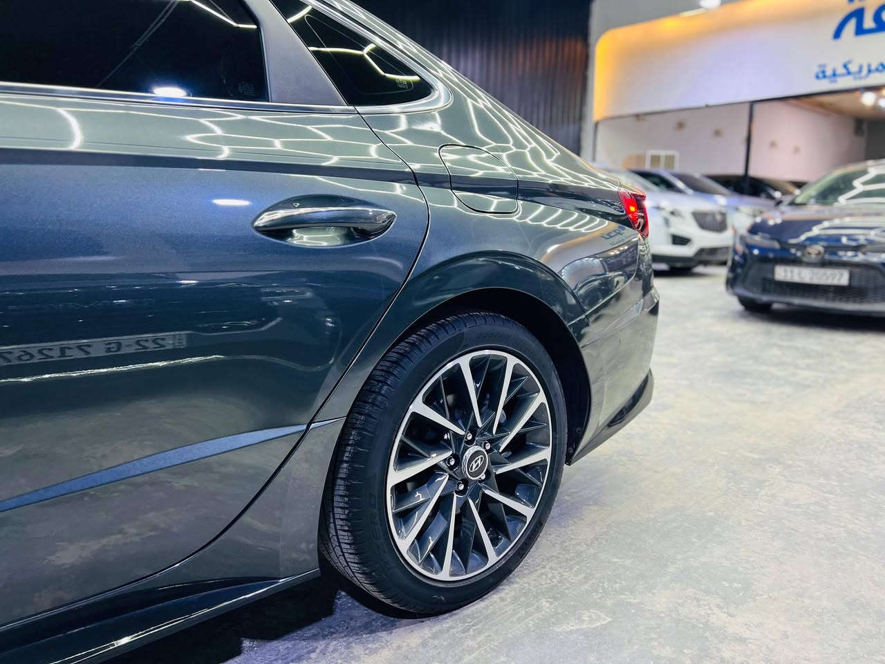 السلام عليكم اول شي نذكر رسول الله وأل بيته.
السياره سوناتا وارد امريكي .
الوان: نيلي على رصاصي 
محرك السياره : 1600تيربو
السياره بدون ارقام .فحص موقت
عداد المسافه 8000ميل
موديل السياره 2023.
حادثه : بنيد فقط.
مواصفاتها تحكمت استيرن قياده ذاتيه عداد تحديد السرعه  كامره ليليه شاشه كبيره وفتحت سقف بني رامه.
 صاحب المعرض1 علي الكرعاوي.                                         صاحب المعرض2 مصطفى شعبان.                                      رقم المعرض:***********. سعر السياره 190
