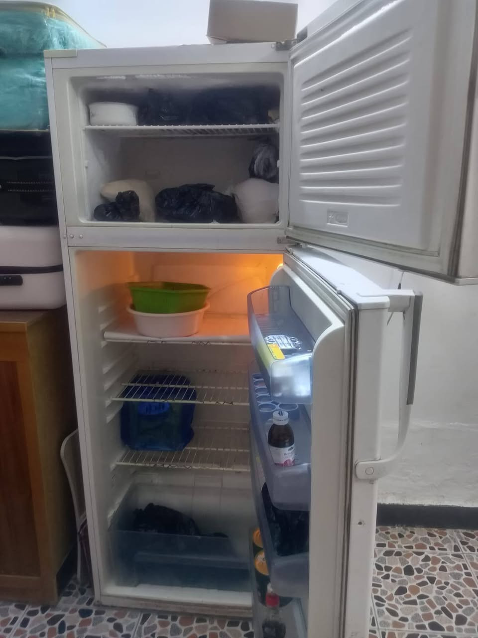 ثلاجه شغاله شرط سعر 150
***********
