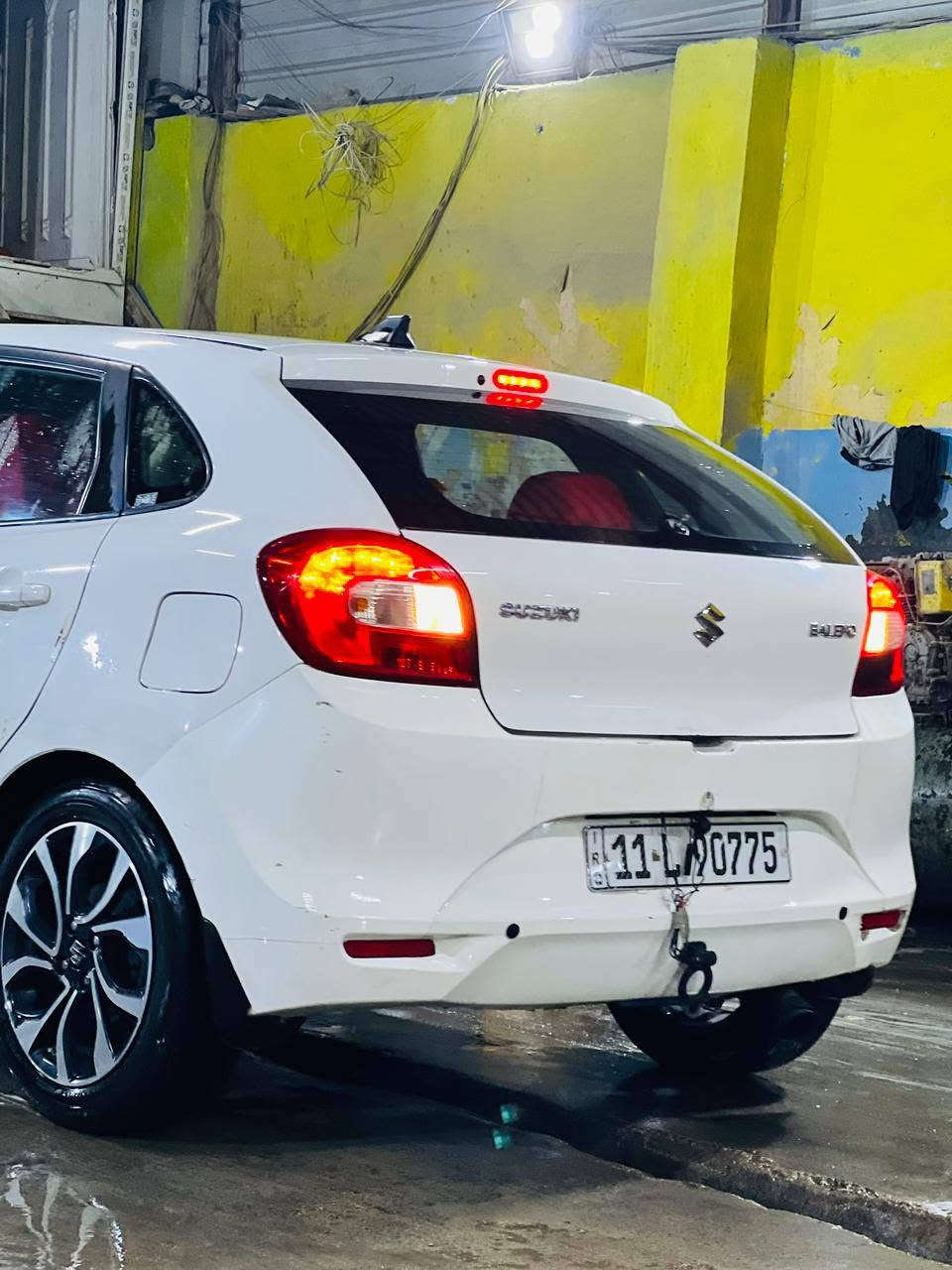 للبيع suzuki baleno 2020 ياباني
سيارة حلوة وسبير منازل. 

مواصفات السيارة :
1/ السيارة حيل اقتصادية ومتصرف هواي بالبانزين.

2/ تبريد ثلج خير من الله.

3/ كامرة خلفية + شاشة تدعم نظام كار بلي/ أندرويد أوتو.

4/ محرك 1400 لتر 

5/ دوشمة جديدة ( أحمر-أسود ). 

6/ المسافة المقطوعة ( 93,000KM )  

7/ تايرات بحالة جيدة جدآ.
 
8/ يوجد بعض الطخات وموضحة بالصور. 

9/ تحكم كهربائي المراية 
 
السعر : شدة وخمس ورقات وبيها مجال. 

موقعي بغداد الدورة شارع أبو الطيارة أو زيونة شارع الربيعي. 
***********
