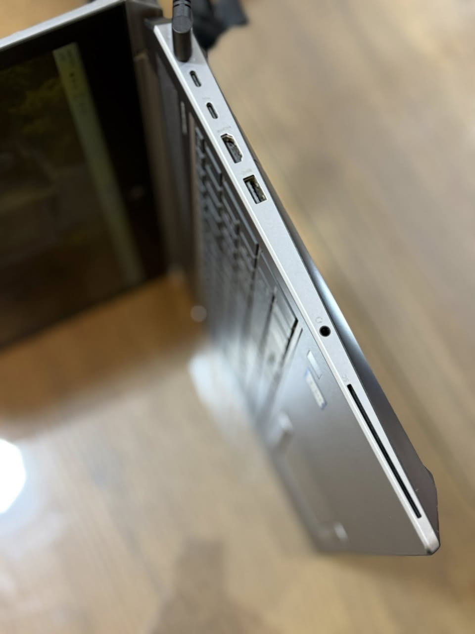 ‏HP Zbook G6

المعالج (cpu) : Intel core i7 -9850H

الذاكرة العشوائية (RAM): 32GB

التخزين (SSD): 1TB M.2 NVMe

كرت الشاشة (GPU): NVIDIA Quadro T2000 with Max-Q Design 4GB

الشاشة: 15.6 إنج FHD

الاتصال: WiFi و Bluetooth

المنافذ: USB-C و USB-A و HDMI وغيرها حسب التهيئة

مناسب لـ: الهندسة. التصميم. المونتاج. الثري دي. وكل الشغل الثقيل
السعر   700 الف 
ملاحظه الحاسبه ليست پاله ارسال شخصي من أوربا 
***********
