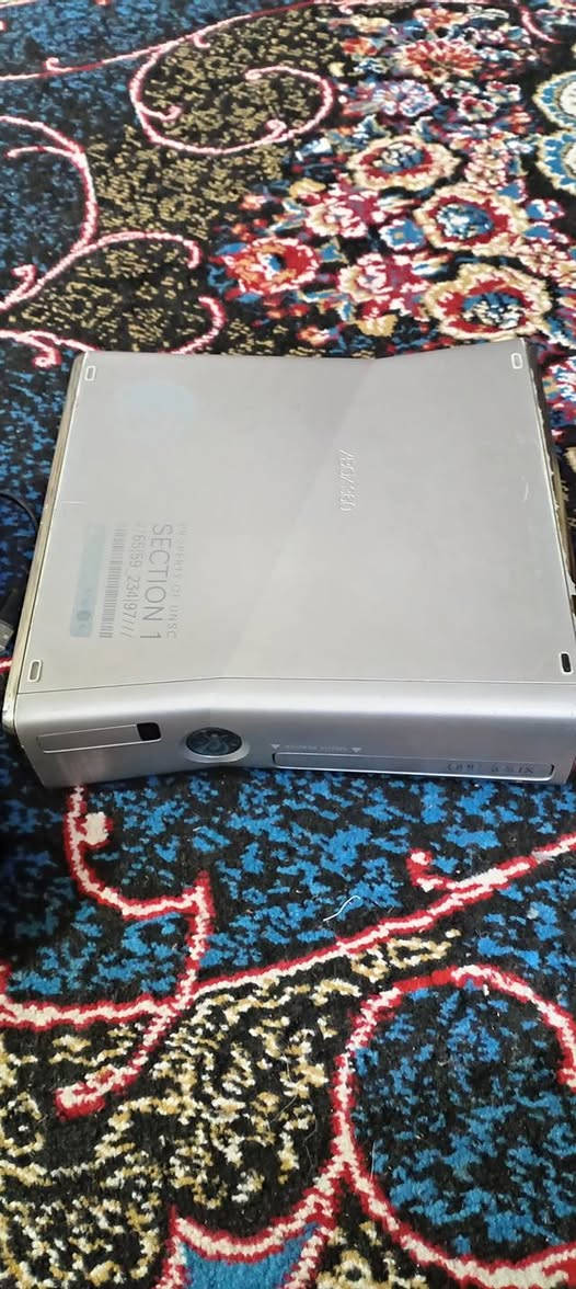 إكس بوكس 360 نظيف مهكر لعبة GTA5 مع شاحنة مع كيبل توصيل للشاشة مع يدات عدد ٢ تحكم واير وعن بعد اصليات بسعر ١٥٠ الف بي مجال الشراي يتصل على الرقم *********** واتساب
