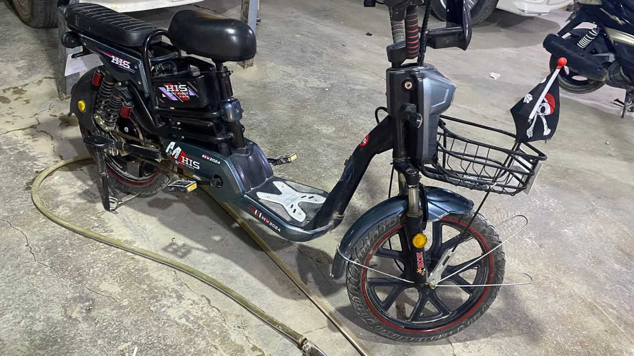 دراجه شحن HIs  موديل 2024بصمه تشغيل عن بعد 5 بطاريات سرعه 99   الدراجه نضيفه اشاير هورن لايت عالي ناصي شاشه بيها بلوتوث انذار سرقه كلشي بي شغال السعر 390 بي مجال بسيط رقم بي واتساب ***********
