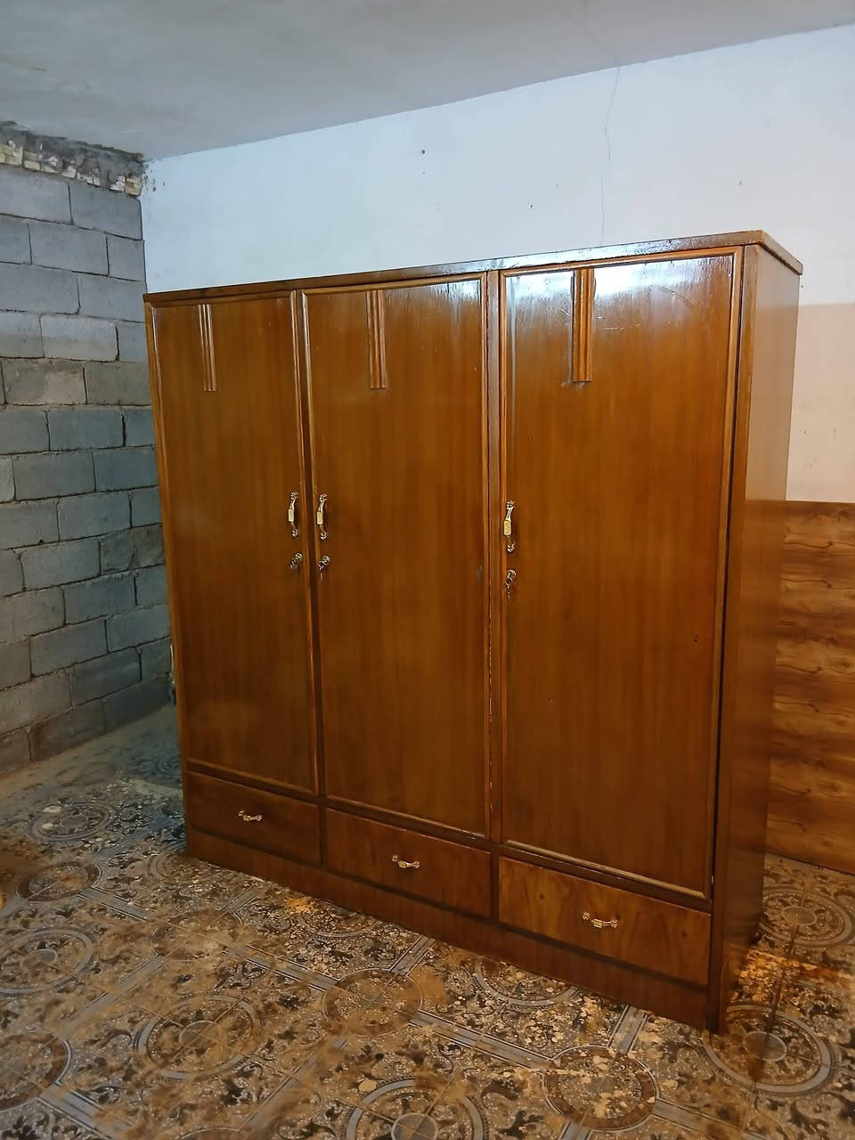 غراض مستعمله نظيفه جدا للبيع كلمن وسعره المراسله خاص او الاتصال ***********مكاني بغداد
