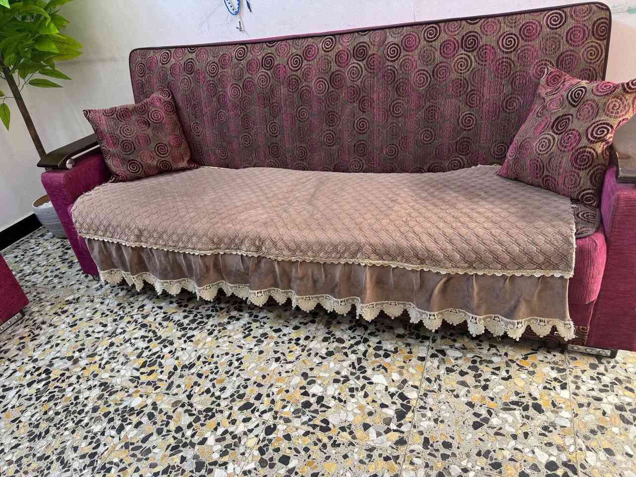سلام عليكم تخم للبيع خمس مقاعد وبي ضرار بسيطه ***********
