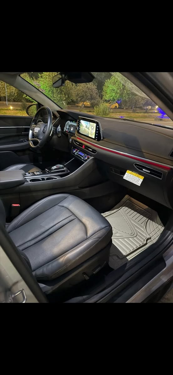 اللي يدور جديد يتصل او يراسلني و يدلل
سوناتا 2023 لميتد ( limited ) 
اعلى فئة بالسوناتا ( لميتد limited )
الفول الحقيقي مو مثل الفئات الباقية 
ماشية 7 الاف فقط …… 
بدون ايرباك …. ايرباك سليم ع وضع الشركة
و بدون تبديل اي قطعة 
حادث بسيط جداً 
( نصف الجاملغ خلفي فقط صبغ )
الفئة الوحيدة اللي تجي بيها 
١- داتا شو بالزجاج الامامي 
٢- كاميرات محيطية ( 4 كاميرات )
٣- تحريك بالبصمة للامام و الخلف 
٤- الكشنات الامامية تبريد + تدفئة
٥- الكشنات الامامية اثنينهم كهرباء 
+ كشن السائق وضعيتين خزن ميموري 
٦-  ( 6 حساسات امامية )

مواصفات السيارة الباقية ………….. 
محرك 1600 توربو … طيارة و اقتصادي جداً 
سقف بانوارما قطعتين
قطعتين تبريد … امامي + خلفي
سستم سماعات Bose متكون من 12 سماعة
مع مضخم صوت خارجي 
الزجاج الامامي و الخلفي اوتو
رادار امامي و خلفي و جانبي 
حساسات امامية و خلفية
نقاط عمياء عند تغيير المسار 
حساسات بالابواب للتنبيه عند فتح الباب و سيارة قادمة من الخلف 
شاشة كبيرة ( تختلف عن باقي الفئات ) 
تدعم الكار بلي و الاندرويد اوتو
قيادة ذاتية 
شاشة رقمية للعدادات و الكيجات متغيرة عند تغيير نظام القيادة
4 وضعيات للقيادة 
‏Normal-costum-sport-sport plus
انارة داخلية متغيرة 7 الوان بالدشبورد و الابواب 
نظام المحافظة على المسار 
كروس ( تحكم بالسرعة )
شاحن وايرلس لاسلكي 
منافذ للشحن امامية و خلفية
تبريد بيانو 
قطعتين تبريد امامي و خلفي
تبريد منفصل للراكب و السائق
دخول ذكي و انارة ترحيب 
قفل ذاتي عند الابتعاد 
فتح الصندوق الخلفي عند الاقتراب 
اشارات بالمرايا الجانبية 
تشغيل عن بعد 
انارة led امامية
بگ لايت خلفي led 
تدفئة ستيرن
نظام Auto Hold
يعني بالازدحام تضغط البريك ضغطة وحدة و تشيل رجلك تبقى السيارة لازمة بريك لحد ما تضغط عالبنزين يلة تمشي 
نظام تنبيه اذا تحرك السير وانت بقيت واكف تنبهك
الماسحات الامامية اوتو بالمطر
ويل كب بلادي حجم 18 
تخم اطارات بيرلي بلادي مال سيارة
هاند بريك بصمة كهربائي
نظام ترحيب صوتي

سيارة جديدة و كل شي على وضع الشركة كير محرك كهربائيات راديترات منظومة التبريد و غاز الشركة البلادي
تبريدها بشرط ( ثلاجة ) باقصى درجة حرارة
سنوية جديدة ، رقم اربيل ( شبه مميز  ) 
تحويل او وكالة حاضر …..
مكانها الديوانية
***********
السعر  207 وبي مجال
