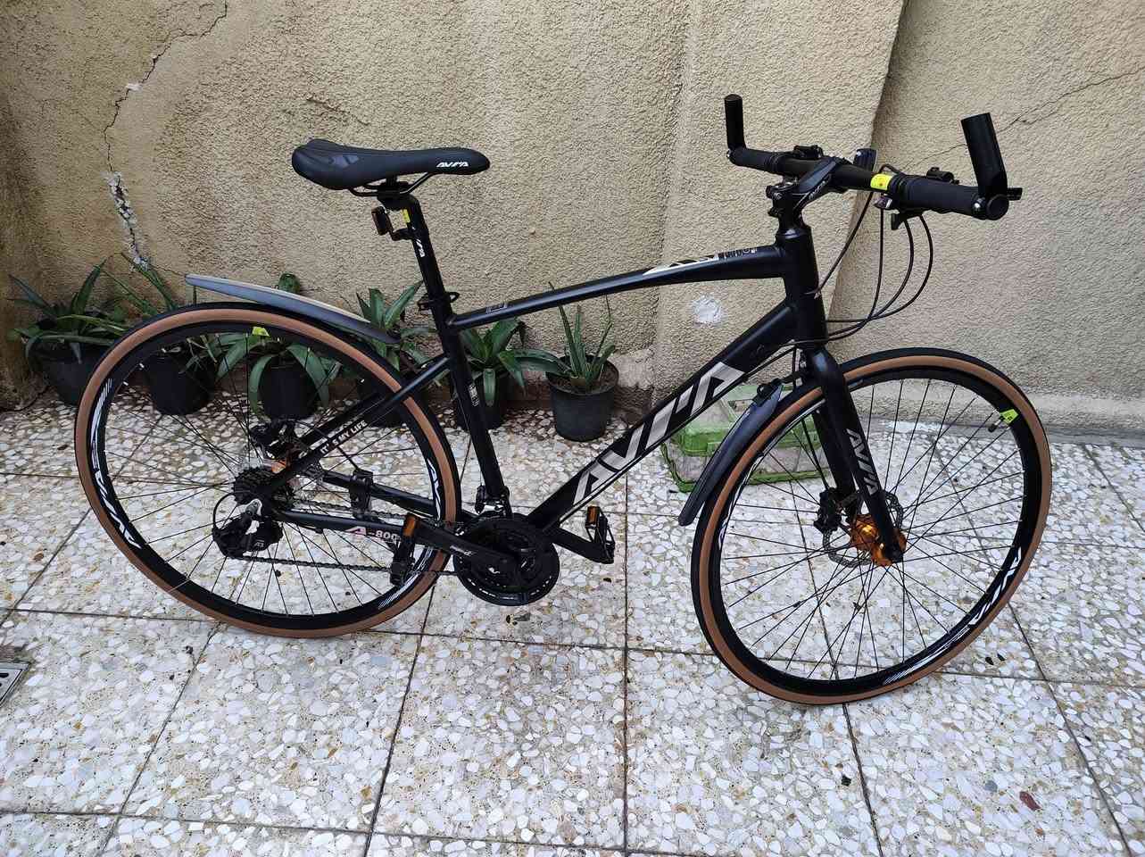 دراجة نوع AVIA جديد غير مستعمل 
حجم الدراجة 28 
المكينة 8/3 
المنيوم
البريك ديسك / ودهن 
الدراجة خفيفة ومناسبة للطرق  البعيدة سريعة جداً 
السعر /250 الف 
المكان :ساحة عدن 
الرقم : ***********
