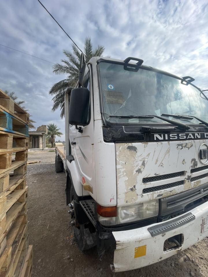 السلام عليكم للبيع نيسان يودي موديل 2002 مكينه كير شواصي كفاله 4طن رقم بغداد بسمي مكاني بغداد   سعر 150$ وبيه مجال اي ستفسار ***********
