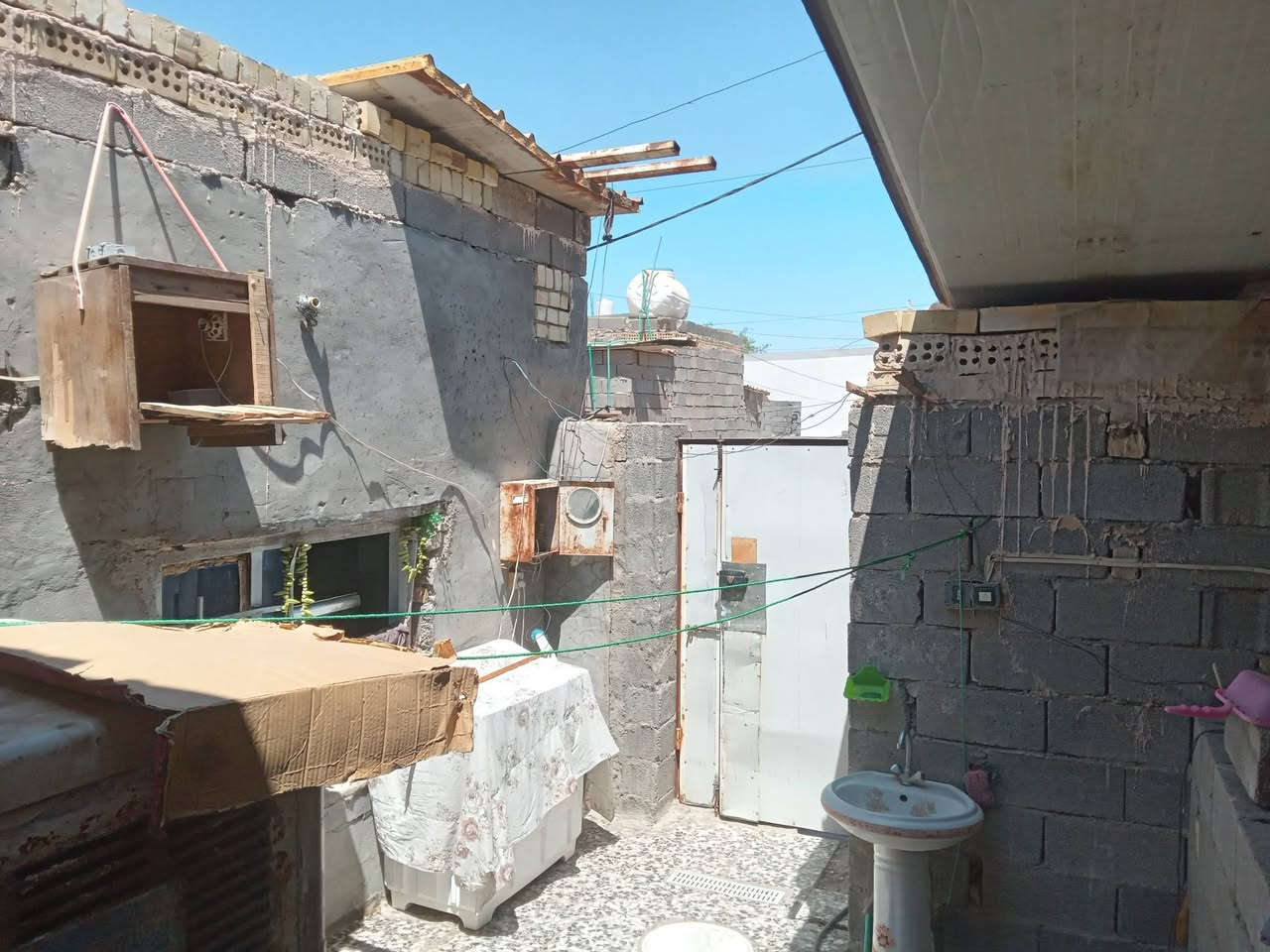 سعر المنزل 18 مليون وبي مجال
منزل 110 متر عنوان الحميديه شارع المصاليخ يم المضمد علي ابو فاطمه مقابيل اسواق حسون  داخل فرع   البيت الغرفه و هول اعكاده و الغرفه ٢ و الستقبال سندويج و هاذ رقمي *********** موجود واتساب
