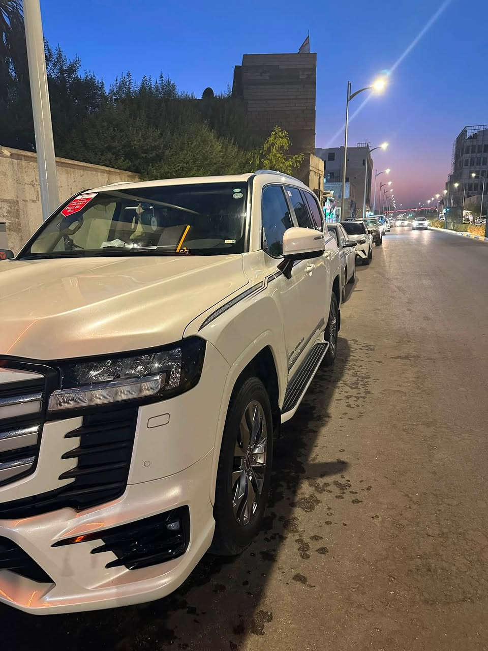 جكسار لمتد وكالة ساز ماشي 51 البصرة رقم أربيل بحالة الوكالة المواصفات معروفة بيها هواي مواصفات على وضع الشركة للسعر 665 دفتر وبيه مجال قليل للشراي والمايشتري لايعلق ولايكسر بحلال الناس حتى ليحصل رد مو حلو للاستفسار ***********
المحرك والأداء

* المحرك: V6 سعة 4.0 لتر (تنفس طبيعي)
* عدد الأسطوانات: 6 سلندر
* القوة: 271 حصان
* عزم الدوران: 385 نيوتن.متر
* ناقل الحركة: أوتوماتيك 6 سرعات
* نظام الدفع: رباعي دائم (4WD)
* القفل التفاضلي: خلفي  

التجهيزات الخارجية

* مصابيح LED أمامية.
* إضاءة نهارية LED.
* جنوط ألمنيوم 20 إنش.
* مرايا جانبية كهربائية مع إشارات.
* سكك سقف.
* باب خلفي كهربائي.
* حساسات أمامية وخلفية وكاميرا خلفية. 

التجهيزات الداخلية

* مقاعد جلد.
* تشغيل بالبصمة (Push Start).
* مكيف أوتوماتيكي ثنائي المناطق مع تحكم خلفي.
* ثلاجة داخل الكونسول الوسطي.
* شاحن لاسلكي للهاتف.
* مثبت سرعة.
* شاشة معلومات وترفيه 9 بوصات تدعم Apple CarPlay وAndroid Auto.
* نظام صوت JBL بـ 6 سماعات.  

أنظمة السلامة

* 7 وسائد هوائية.
* نظام الثبات الإلكتروني (VSC).
* نظام منع انغلاق المكابح (ABS).
* نظام المساعدة على صعود المرتفعات (HAC).
* حساسات وكاميرا للمساعدة على الاصطفاف
