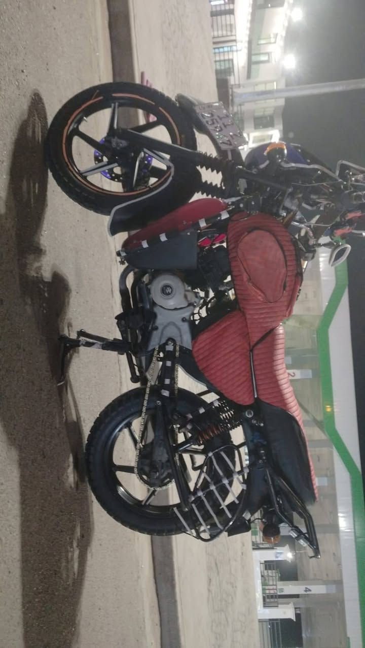 السلام عليكم دراجة بوكسر للبيع موديل 2022 بشهر ال 10 مرقم بغداد
((( الدراجة تجفيد جديد)))
 امبدل 
+ جواكيج 
+ وسنجيل تاير 
+ وسلف
 + زوج تايرات 
+ زوج ويل 
 شرط كله شركة 
دراجة نضيفة ثاني يوم تحويل
سعار الدراجة 2400 
شراي اتصل  ***********
