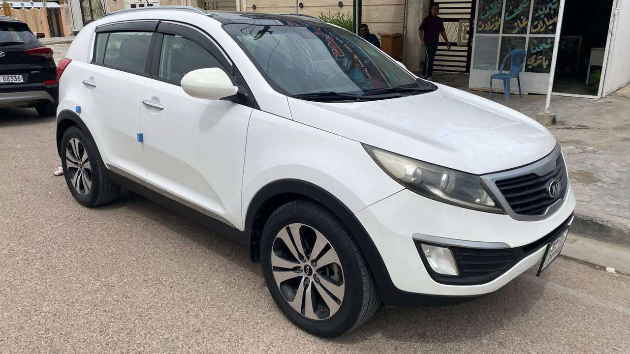 كيا سبورتج خليجي 2014 
مكفوله من الصبغ فول موصفات عدا البصمه 
بنراما لايت عدسه ٥ ويل كب تخم تاير جديد  حساسات خلفي رادار امامي شاشه كامره 
محرك ٢٠٠٠ السياره على وضع الشركه 
رقم مميز  
السياره نضيفه جدا 
هاتف *********** 
المكان بغداد 
السعر ١٦٨ بغداد, العراق
