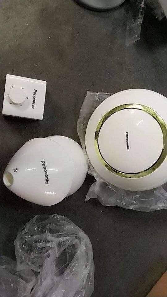 سعر 35 توصيل كافه المحافظات 5 
مروحة سقفية Ponosonik بتصميم أنيق باللون الأبيض مع لمسات ذهبية، تمنحك تبريدًا فعالًا مع استهلاك اقتصادي للطاقة، لتكون خيارًا مناسبًا للمنازل والمكاتب. المميزات: • محرك بملف نحاسي 100% لضمان أداء قوي وعمر استخدام أطول. • تصميم أنيق يضيف لمسة جميلة لديكور الغرفة. • مزودة بسلك أمان إضافي للمساعدة في تثبيت المروحة ومنع السقوط. • منظم سرعة بخمسة مستويات للتحكم بدرجة التهوية حسب الحاجة. • استهلاك منخفض للطاقة مع كفاءة عالية في التشغيل


**إذا كنت صاحب هذا الإعلان وتريد حذفه لأي سبب، رجاءا أرسل رسالة إلى الدعم الفني**