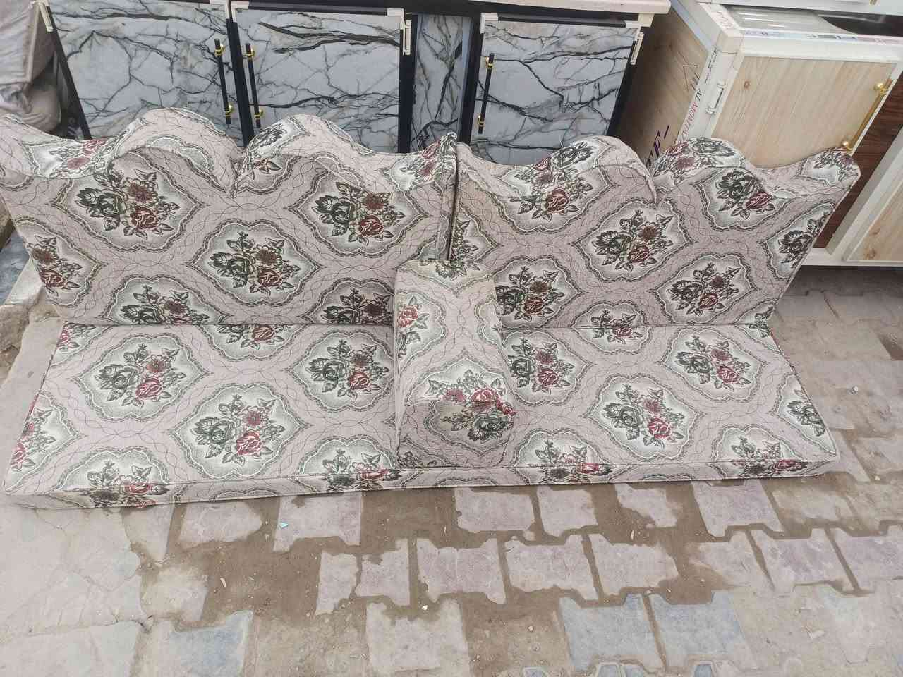 جلسه ونص ملكيه تركي ربل ضغط عالي وجهين سمك دوشك 10 سم تفرش 10 ب 4 تجي 18 ضهر 10 دوشك 10 تكيات 3 زوايه جلسه بعدهي باكيت ستعمال كلش قليل
سعر 650 الف وبيه مجال بصيط 
العنوان الخضر شارع جياشي محلات ال حجي رشيد 😍😍 *********** يوجد خدمت توصيل
