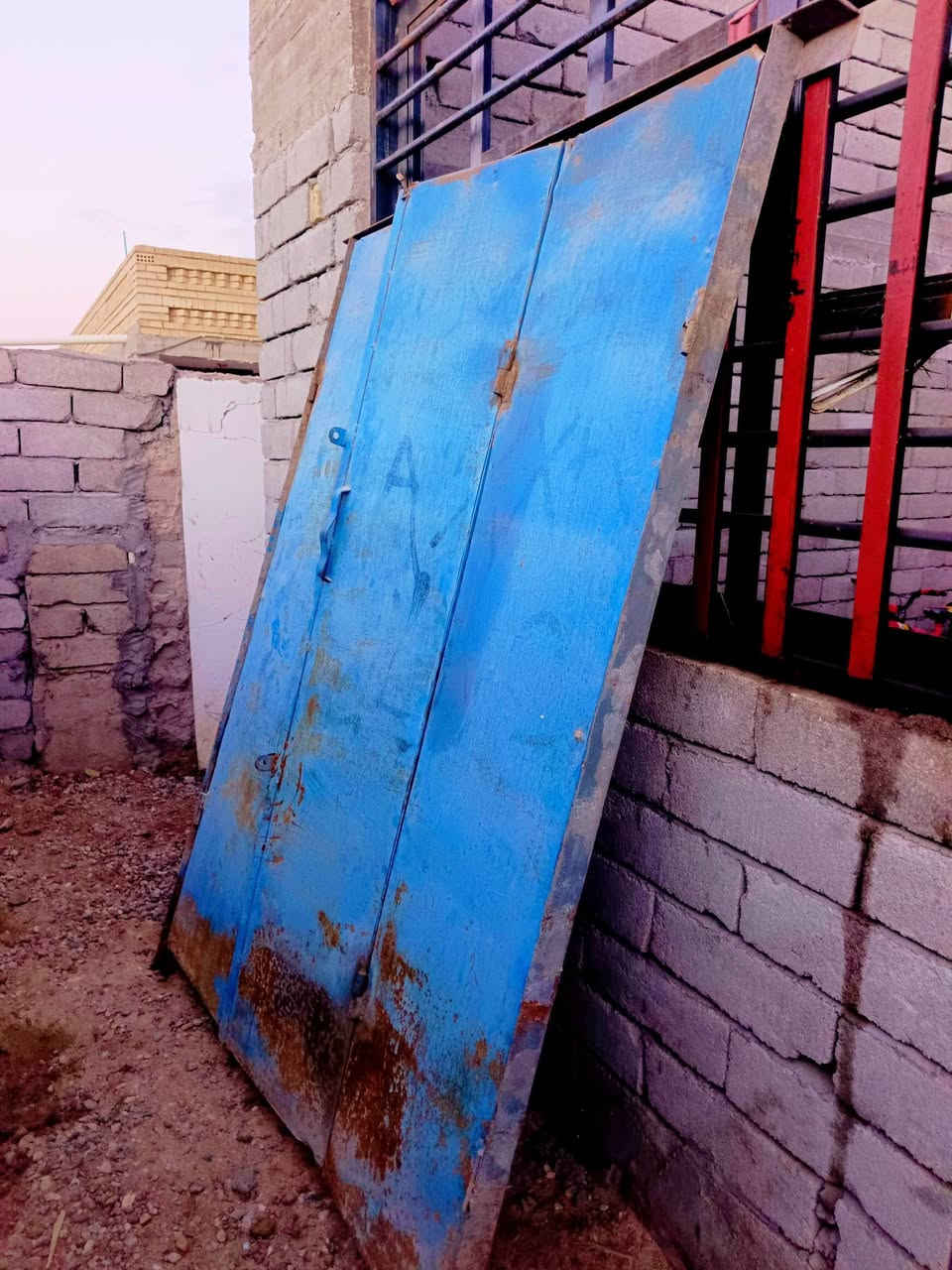 مكلف بالنشر. باب للبيع تفصال العرض متر وسبعين والرتفاع مترين وعشررة  عوزة بس صبغ سعر 100 مكلف بالنشر‏‪***********‬‏
‏‪***********‬‏
