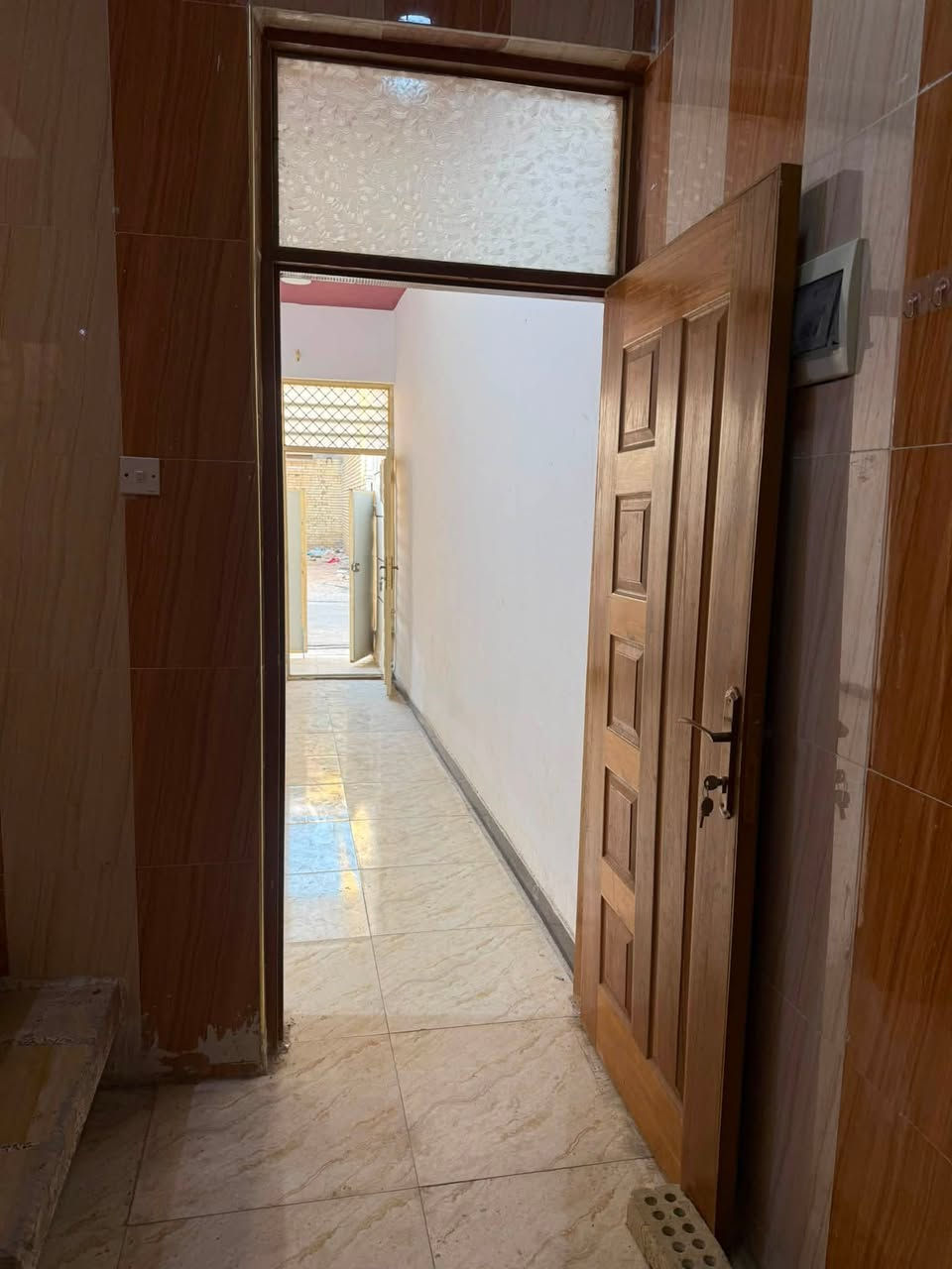 السلام عليكم للبيع بيت مساحه 80 م الواجه 4 س ونزال 20  يحتوي البيت على 3 غرف نوم وستقبال ويحتوي على ثلاث حمامات ومطبخ حار بارد البيت كلش جديد وما وفارغ العنوان حي البستاين شارع احمد الوائلي شارع الشيخ منهل قريب شارع العام الاستفسار رقم ***********
