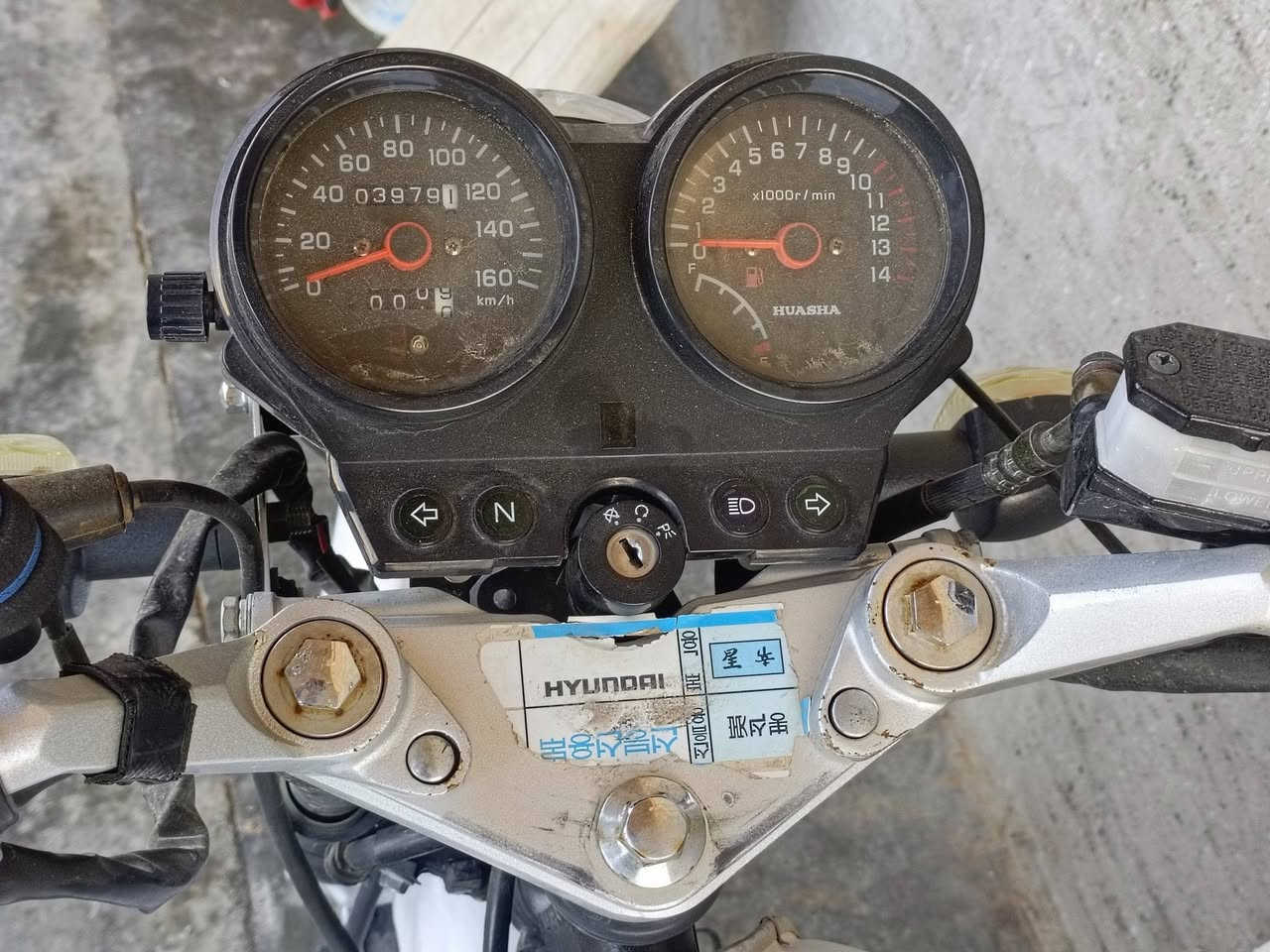 السلام عليكم ورحمة اللـه ..
هيوشه موديل 2024 للبيع فقط جديد محرك كير مكفولل كهربائيات كلها جديده بس يرادلها تضبيط للوايرات ( اشاير + گيج سرعه ) وگفن بسبب المطر وله هنه جديدات شرط ..

بيه بس هاي الضربه بالتانكي وابد ما مأثره عليه 
بانزين كله محسّن ودهن بترومين  ,

السعر 850 وبيها مجال للناس الطيبه ، مكاني حديثـه - الخسفـه 

سبب البيع محتاج فلوسه  ،    وضحت كلشي لحد يجي يسأل 

رقمي / *********** 
متواجد واتس وفيس وكلشي تريده موجود
