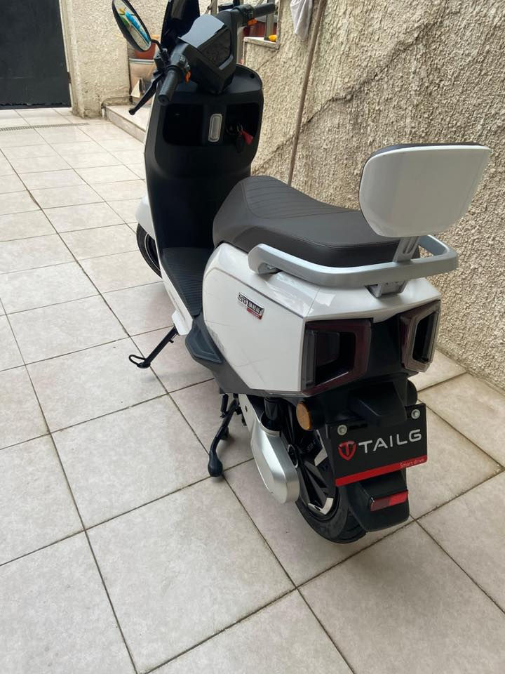 السلام عليكم 🌟
دراجة كهربائية للبيع 🚴‍♂️

🔹 النوع: تالج  
🔹 البطارية: ليثيوم فوسفات الحديد (LiFePO4) – من أفضل الأنواع  
🔹 عمر البطارية: يوصل لأكثر من 3 سنوات  
🔹 عدد دورات الشحن: فقط 40 دورة (يعني شبه جديدة)  
🔹 المميزات: تدعم الربط بالموبايل 📱  
🔹 الحالة: نظيفة جداً واستعمال قليل  

💰 السعر: 900,000 دينار عراقي  

📍 الموقع: بغداد – المنصور  
📞 رقم الهاتف: ***********
