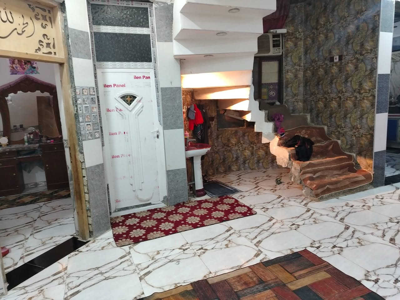 السلام  عليكم   بيت  للبيع مساحه 155 متر  عقد  زراعي  قرب حسينيه الامام  المهدي خلف تارتان جاسم شبر  بناء  طابوق  جديد  يحتوي ع  غرفتين  نوم   وصاله  كبيره   اربع  حمامات  وستقبال ومطبخ البيت      يرهم  نقد  ويرهم   قصد   مقدمه  وشهريه  اللاتصال ع ***********
