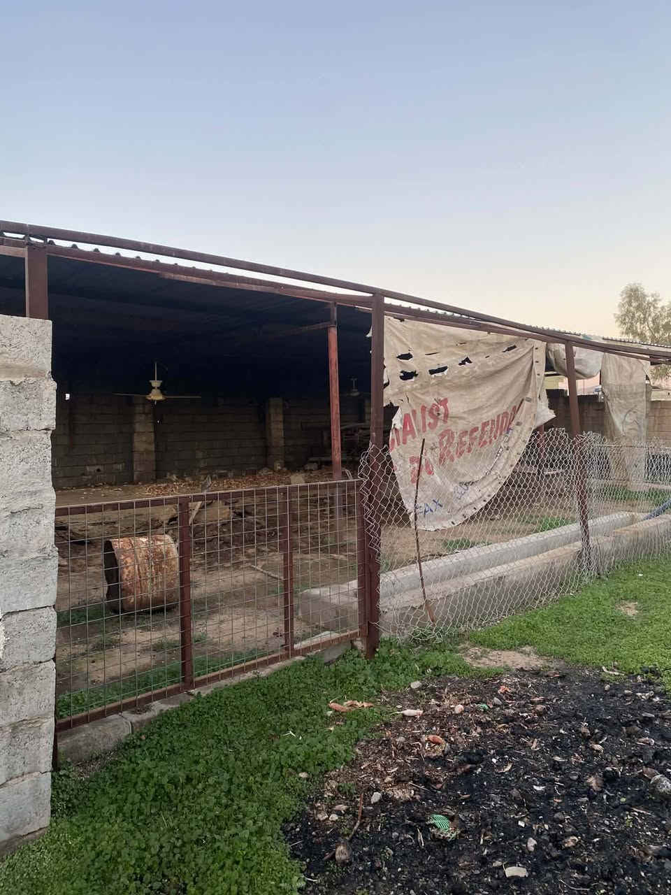 سلام عليكم
بيت ومربط حلال لليجار معه الصرايف مكان طوز خورماتو مقابل مطعم دشتي بهشت على شارع العام مجهز كامل مكمل على مشروع مباشرتآ 
الاستفسار الاتصال ***********
