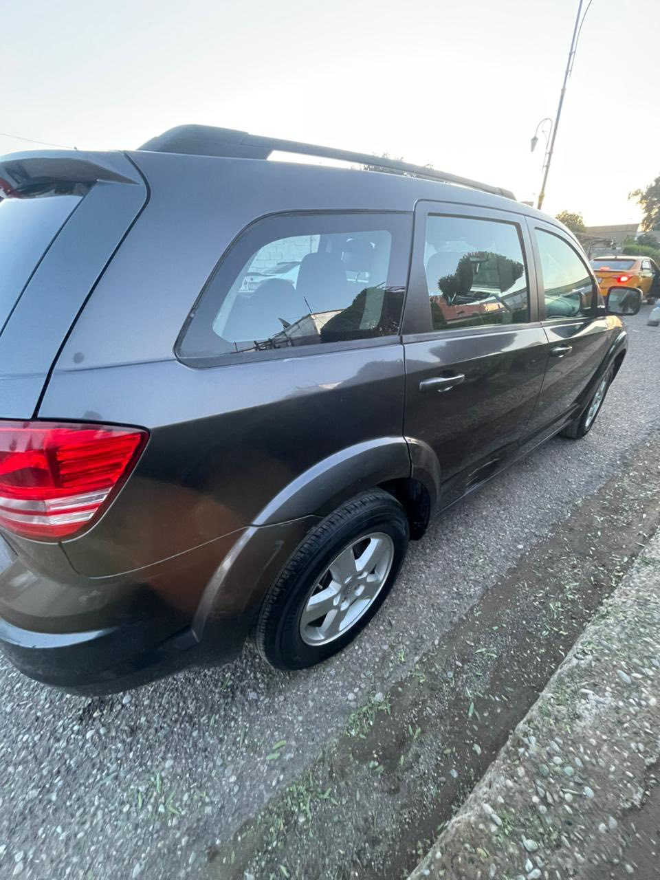 سلام عليكم دوج جورني موديل 2016 لون فيلي اربعه سلندر سياره جديده طخم تاير جديد صدر امامي خلفي  جديد كير محرك بشرط ارضيه جلد بيه كابون بانزين سبعه راكب ثلاث قطع تبريد بجم كبس ضرره باب خلف السايق مع هلال الجامرلغ الخلفي رقم سليملنيه يسمي سعره 135 ورقه بيه مجال قليل مكاني كركوك مااجاوب ع الفيس خابر وتدلل رقم تلفون ***********
