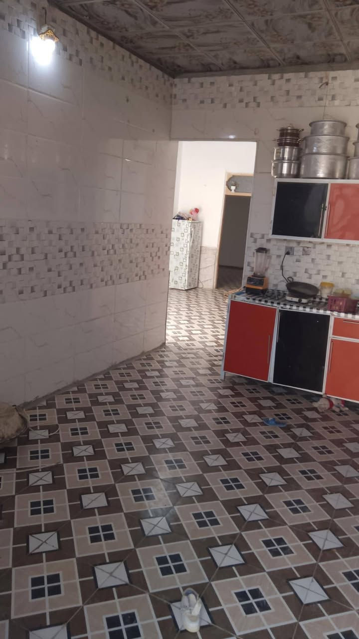 بيت 150طريق نجف كربلاء عمود 134 لبيت كامل من كلشي يحتوي على قرفتين وصاله ومطبخ وبراني وحمام خارجي وداخلي سراميك المطبخ  لسكف الحمام  ولصاله وابراني ازاره وسقوف ثانويه.ولرظيه كله بورسلين. ومشمول بلقرار 320 وبي قرار محكمة  لستفسار ***********/////***********
