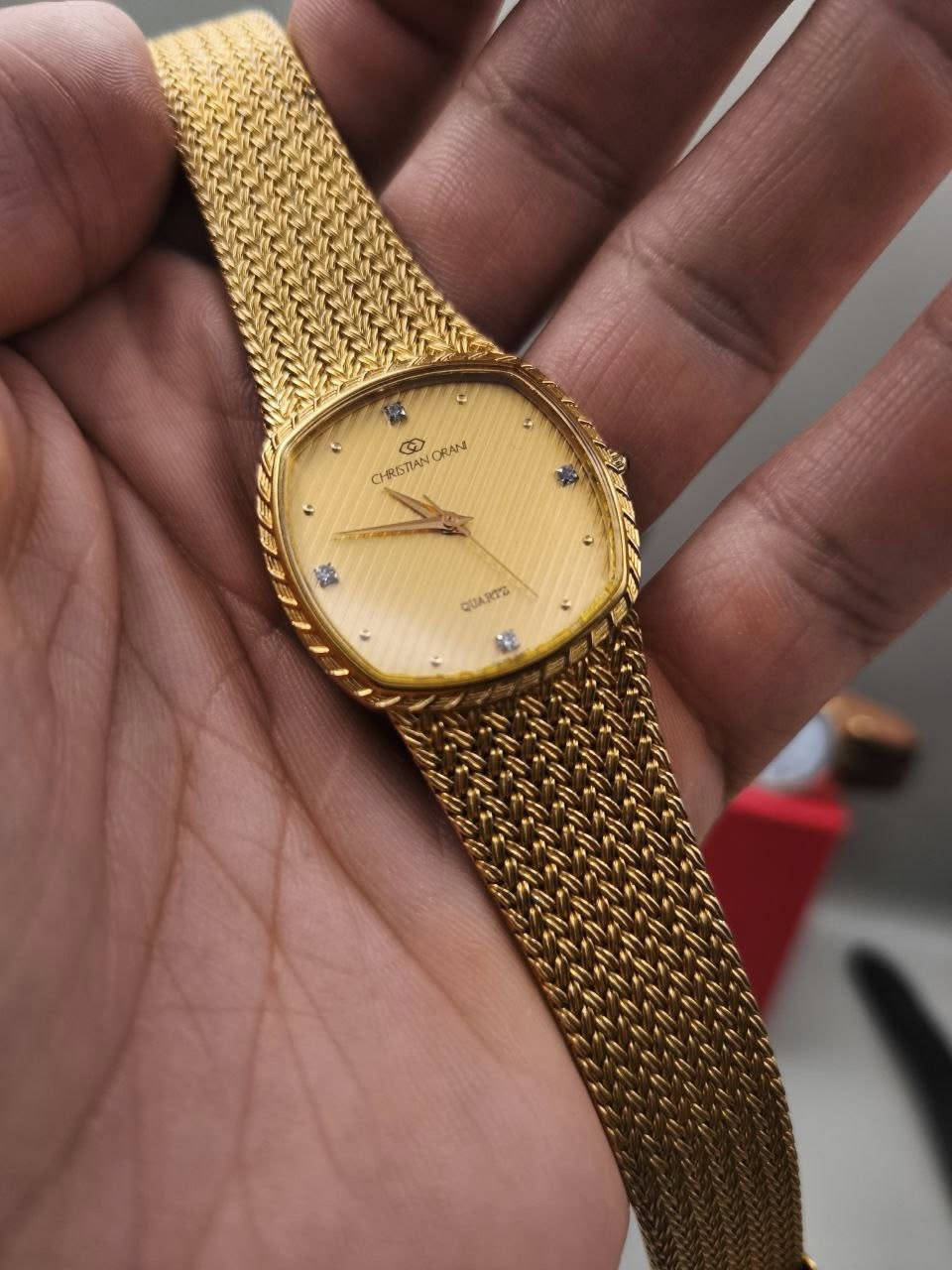 CHRISTIAN ORANI 
SWISS MOVET🇨🇭
كوارتز
أبعاد : 30*30 m
4 ماسات عند رقم 12,3,6,9
نظافة الساعة ممتازه جداً

سعرها مناسب 
اللي بخاطرة بتفضل خاص او واتساب / ***********
