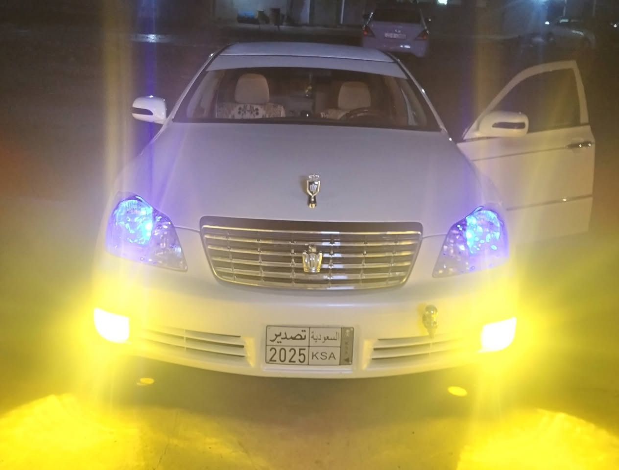 شاهینەی براوە ١٨٠ی ناوزەرد ٢٠٠٤ بەرمەجە و سپۆرتکراو
قوفلی km ی کراوەتەوە 
بەرمەجەی خێرا وەڵامدانەوە 
شوتەی سپۆرتی بۆ دانراوە
فیتپەمپی سپۆرتی بۆ بەستراوە
پلاکی بەرمەجە کراوە
ساڵانسای دەسکاری کراوە 
چوار تایەی تایلەندی ئۆرجیناڵی Z ی خراوەتە سەر
 ویلی سپۆرتی ١٩ی دووسایزی بۆ بەستراوە 
کامل جوانکاری بۆ کراوە 
برێکی بەستراوە
تەبرید سارد و گەرم بە شەرت 
کارەبایی هەموو گیانی بەشەرت
گێر و مەکینەی بەشەرت
پاتریەکی لۆکی خراوەتە سەر
رۆنی گێر و مەکینەی بۆ گۆردراوە
٢٥٠ دینار مەسروفی نیە 
تب / بەسمە نیە سویچە 
سعری ٤٨ و مەجالێ برایانە
ژ.م  ***********
