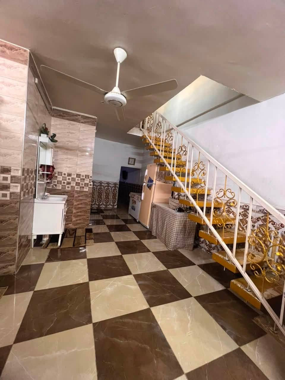 السلام عليكم
بيت للبيع بسعر ١٥٠ وبيه مجال
بيت ٢٠٠ متر
استقبال + غرفتين نوم + حولي + صحيات
مع كراج 
للاستفسار ***********
